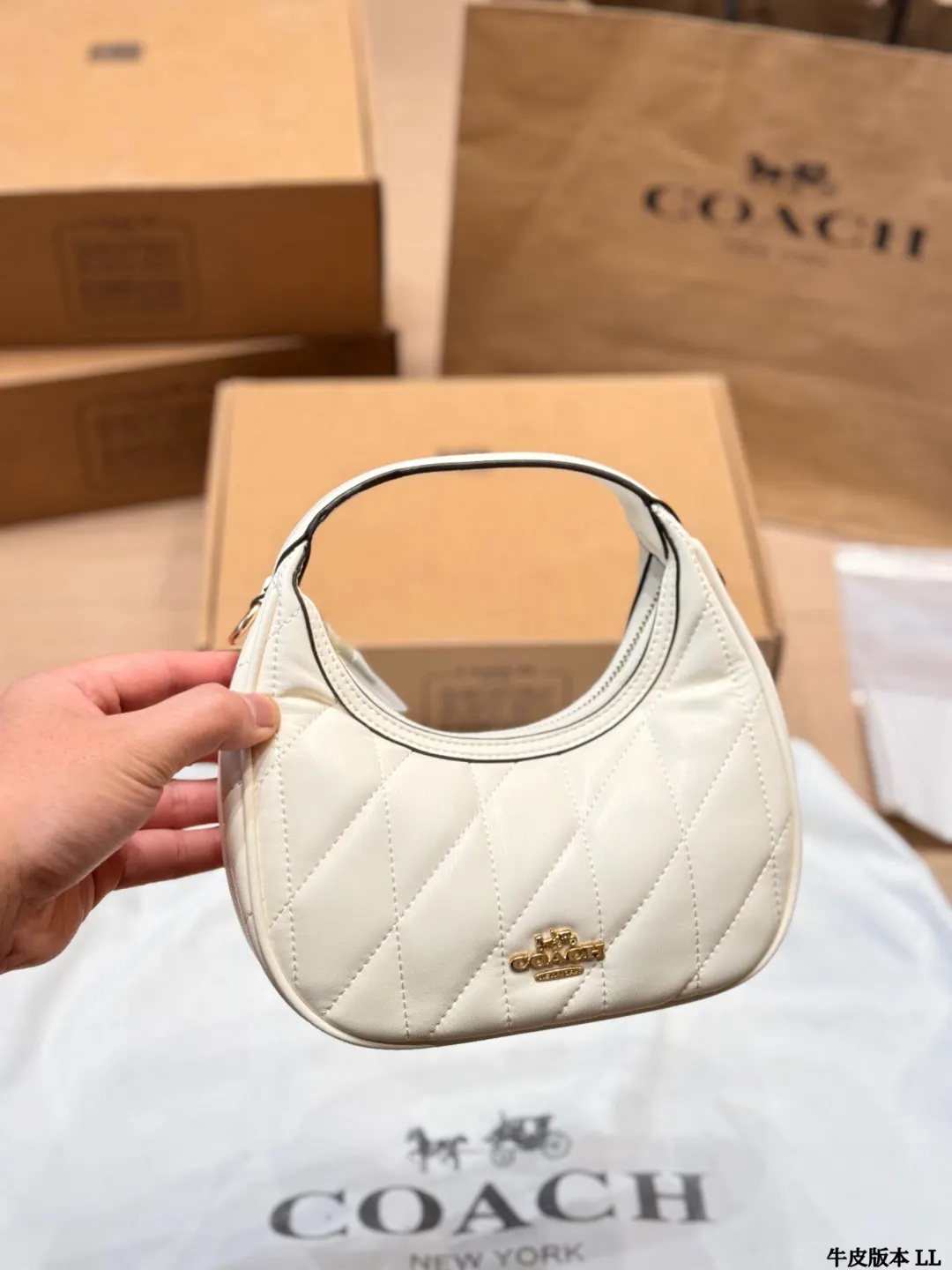 Coach 白色 奶白 牛皮 斜背包 輕便斜挎款(數字9) Coach 白色 奶白 牛皮 斜背包 輕便斜挎款(數字9)