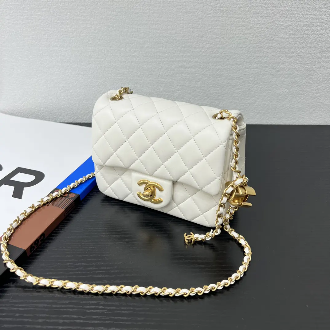 Chanel 米白色小羊皮菱格鏈條包 金扣