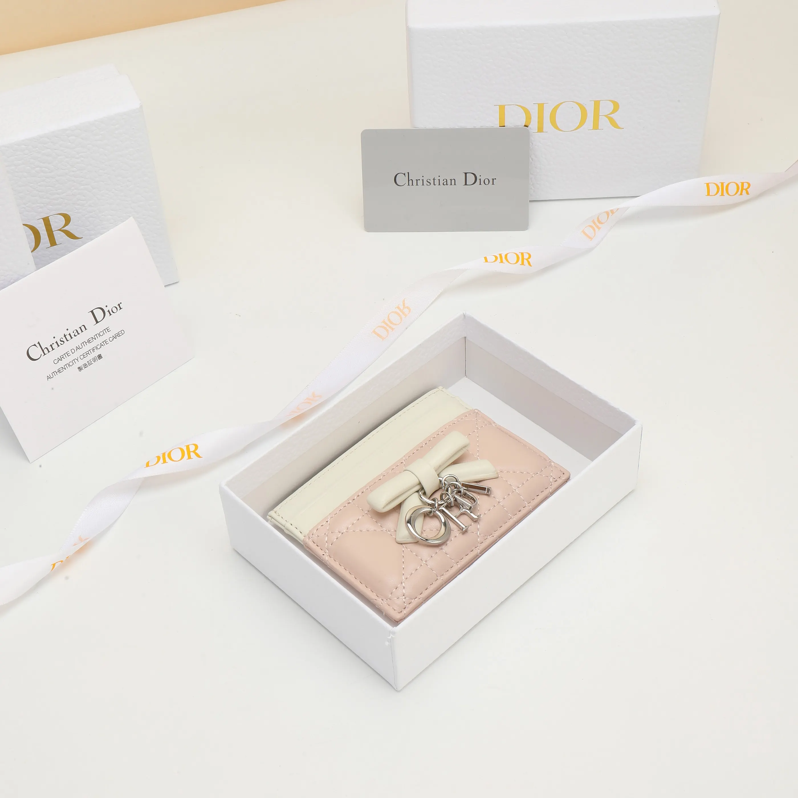 Dior Lady Dior Lady 白色羊皮卡夾 精緻配飾(數字2) Dior Lady Dior Lady 白色羊皮卡夾 精緻配飾(數字2)
