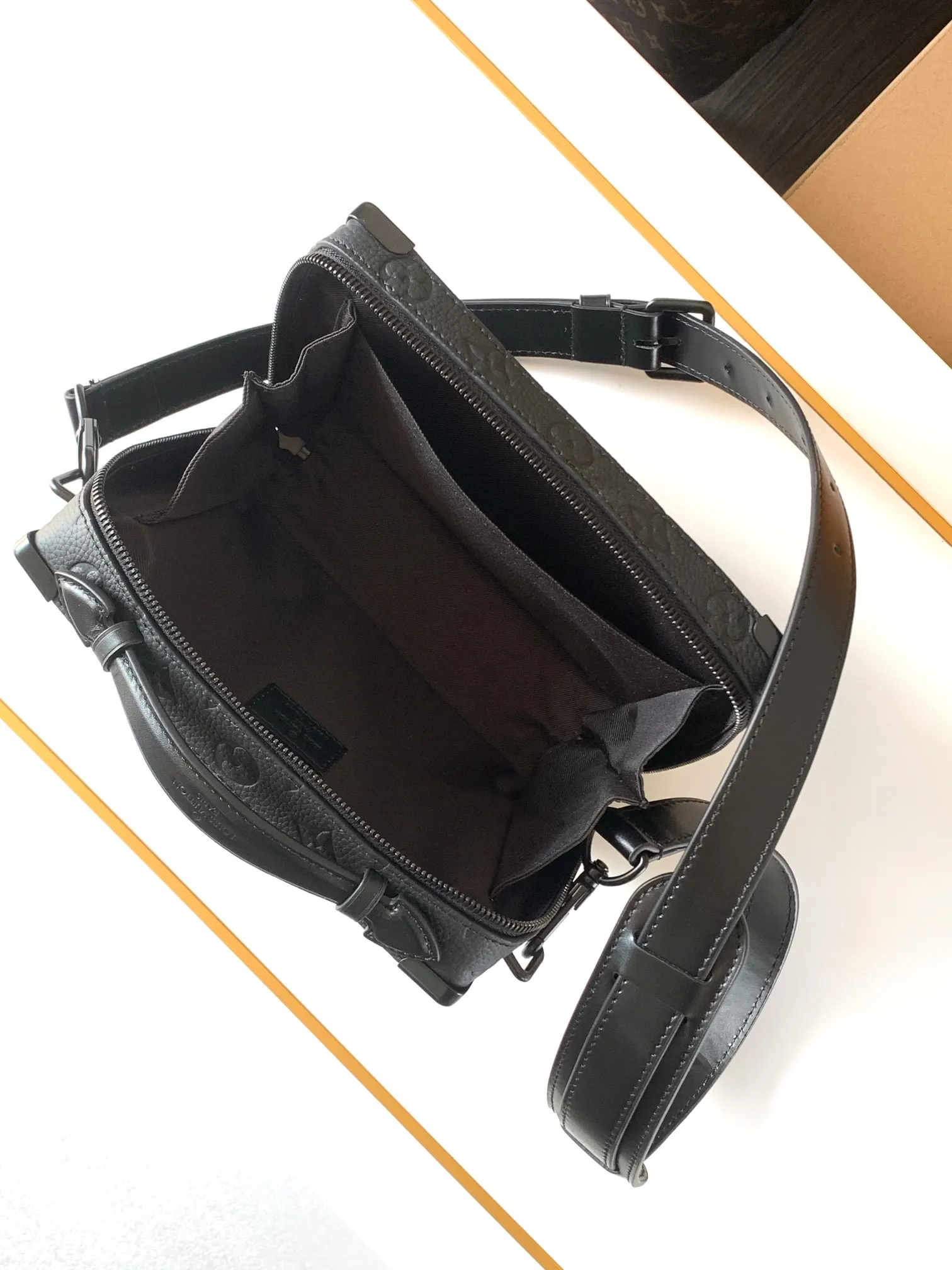 LV 牛皮 广口开合方便取放物品 适宜收纳小型电子设备和随行所需 行李箱 旅行拉杆款 轻便出行款