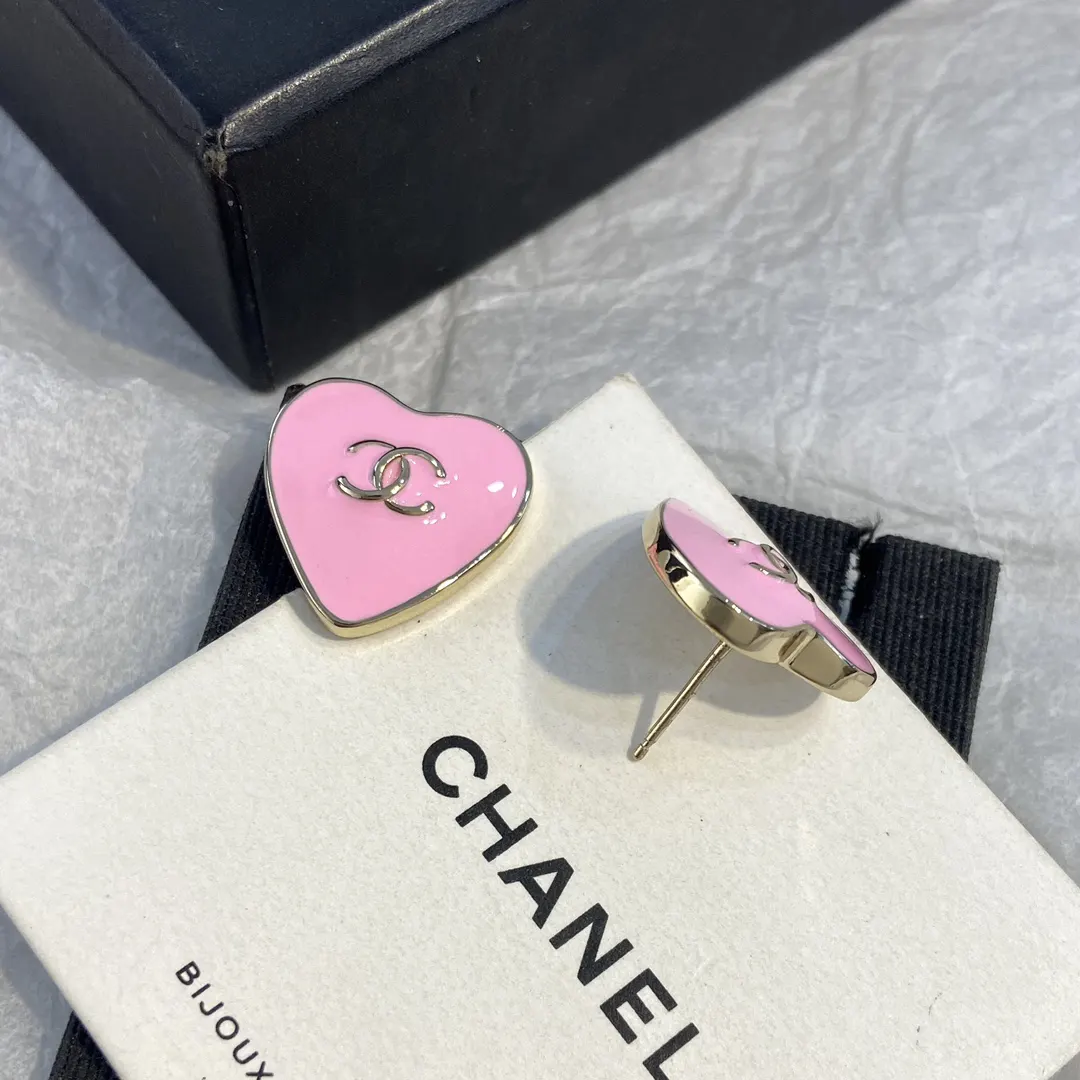 Chanel 粉色 双C 爱心 耳钉 小巧点缀 耳饰
