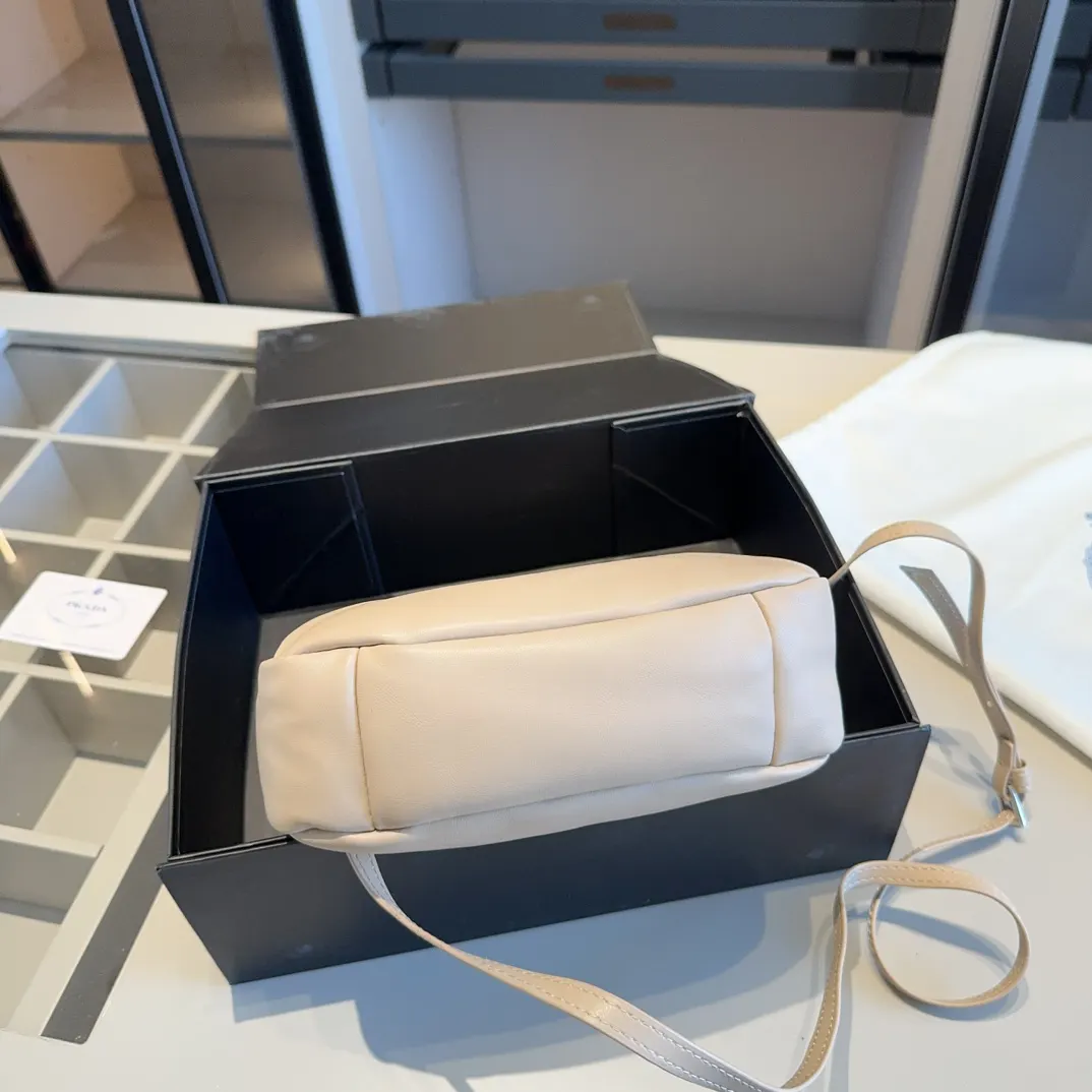 PRADA 腋下包 日常通勤款
