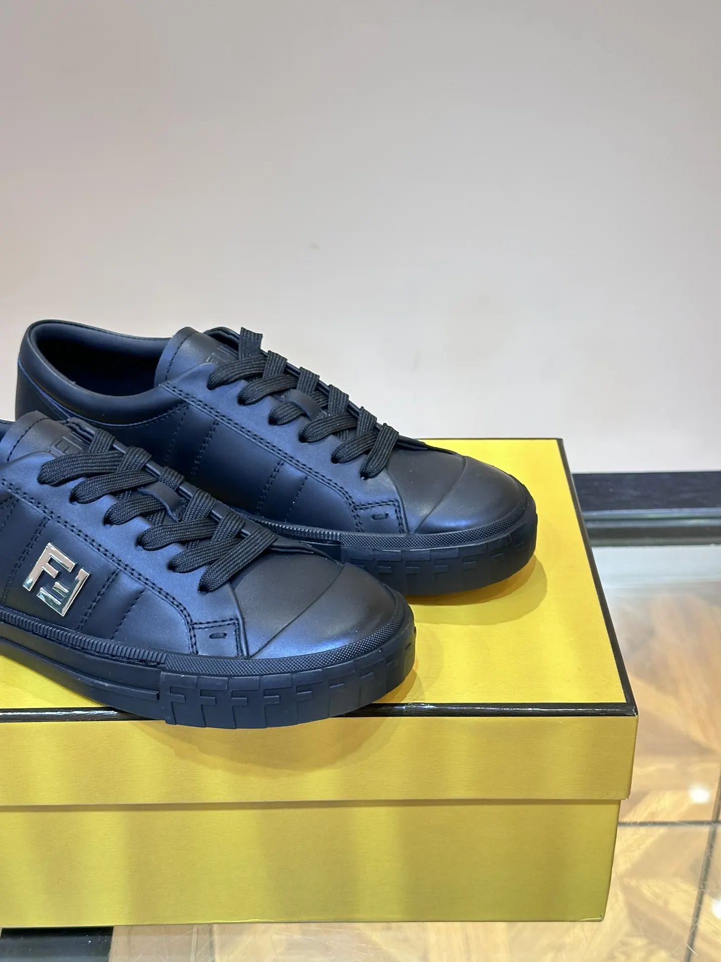 Fendi 运动鞋 休闲百搭款