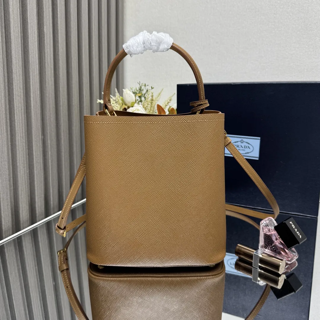 Prada Saffiano 皮革 三角标 水桶包
