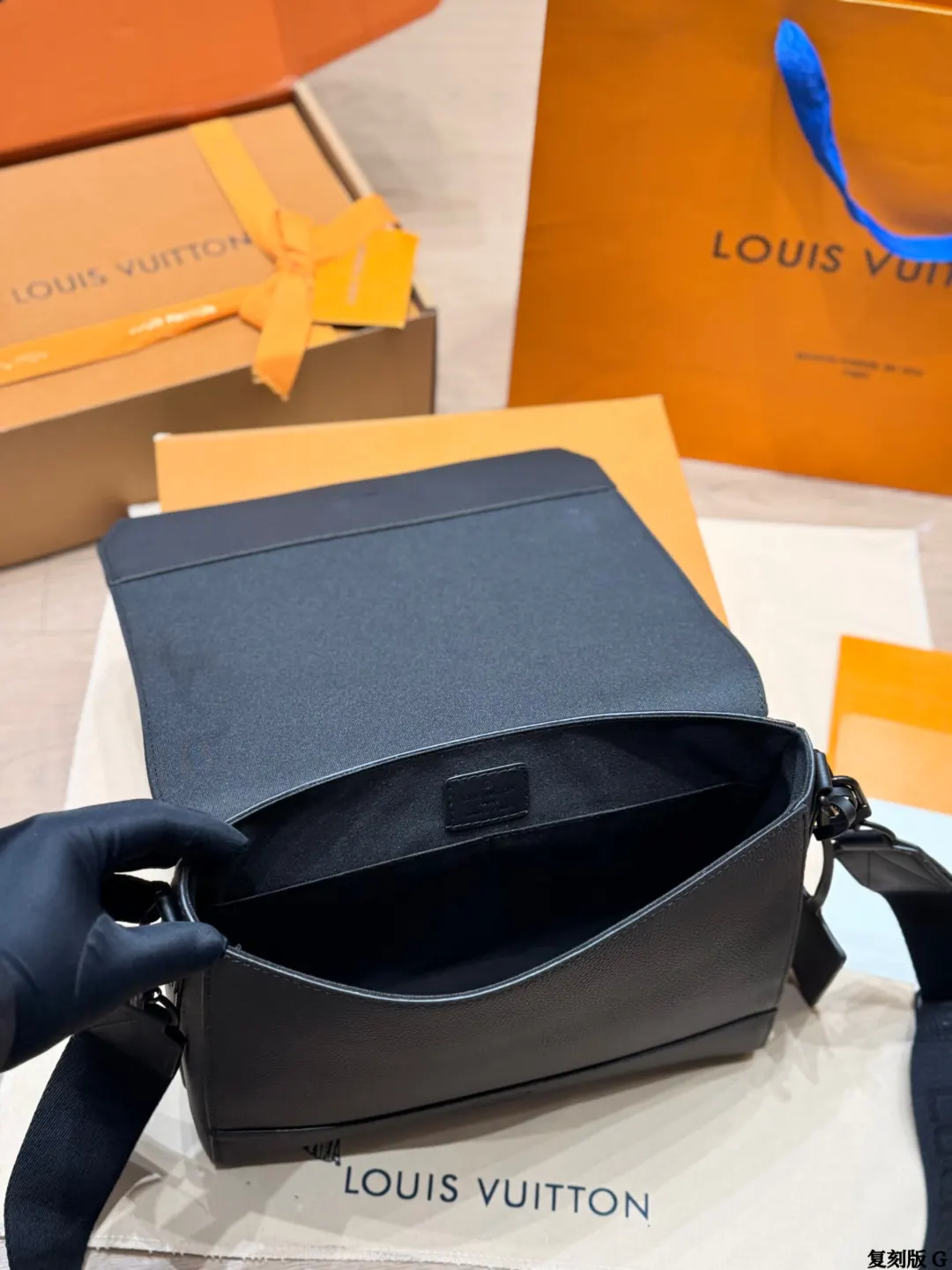 LV 黑色 小牛皮 版 牛皮 黑色牛皮邮差包​​ 黑色牛皮邮差包 斜挎包 轻便斜挎款