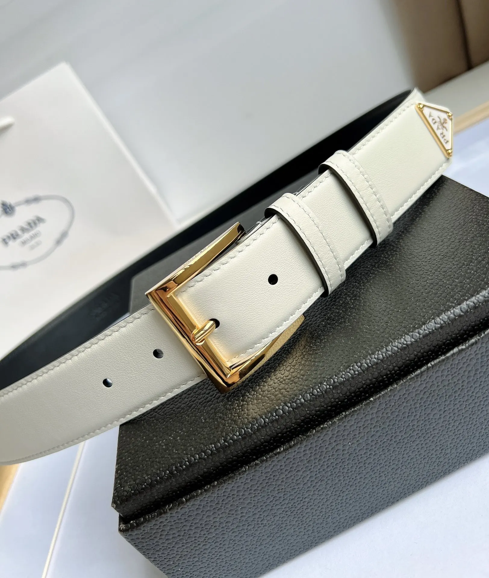 Prada 白色皮革腰带 金色方扣款