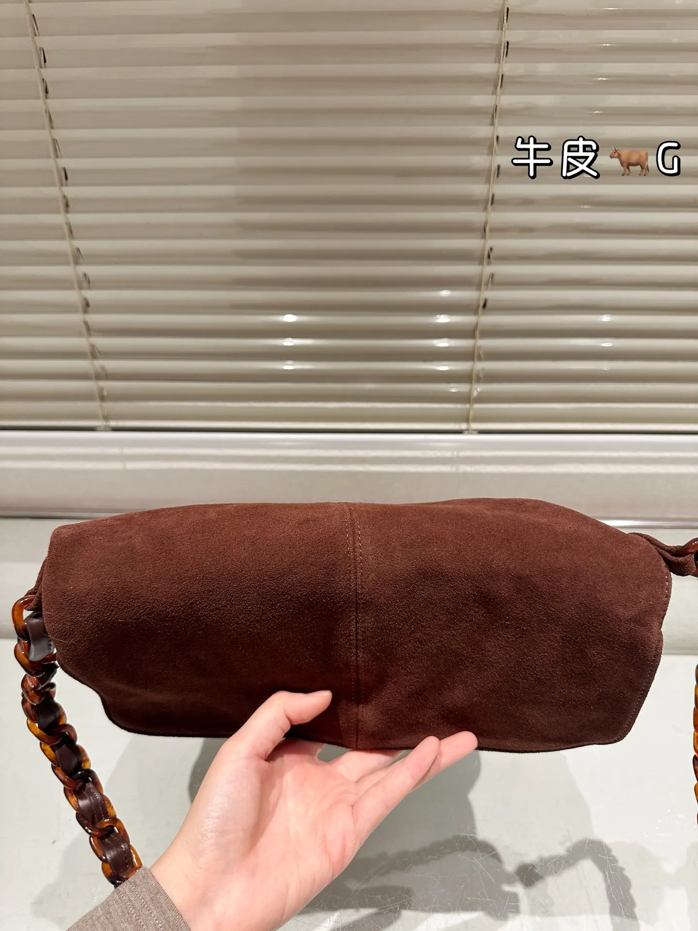 棕色 麂皮 正面双ogo超经典 低调又有辦识度 链条包 精致链条款