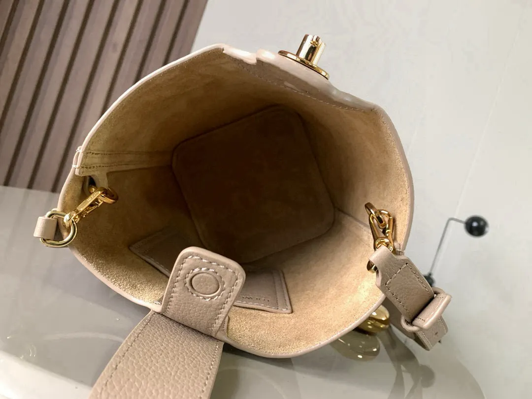 牛皮 迷你柔软粒面牛皮革 bble Bucket 水桶手袋 水桶包 休闲水桶款