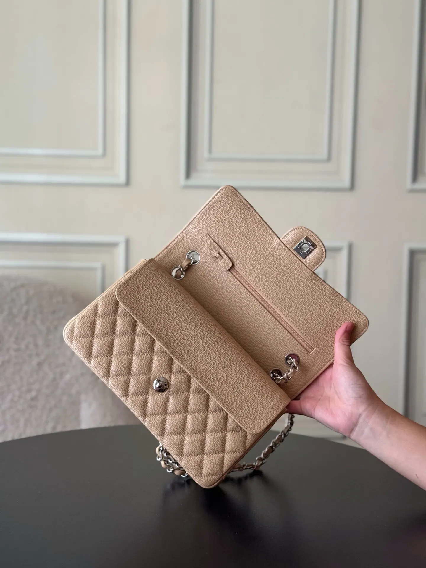 Chanel 浅米色鱼子酱牛皮翻盖链条包 金扣