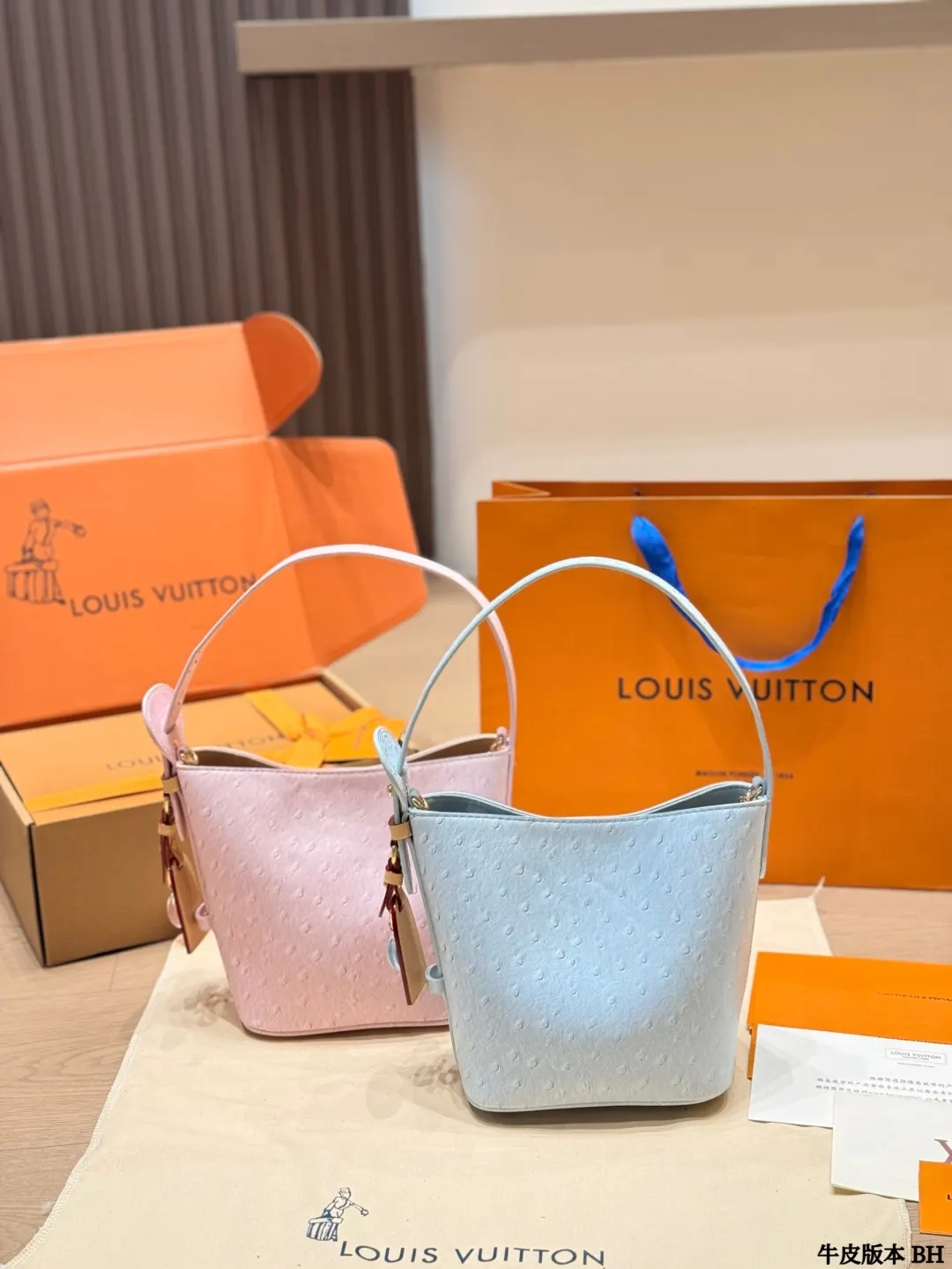 LV 粉色 牛仔 牛皮 經典水桶造型 弧形手柄 手提或斜挎都很时髦 水桶包 休閒水桶款