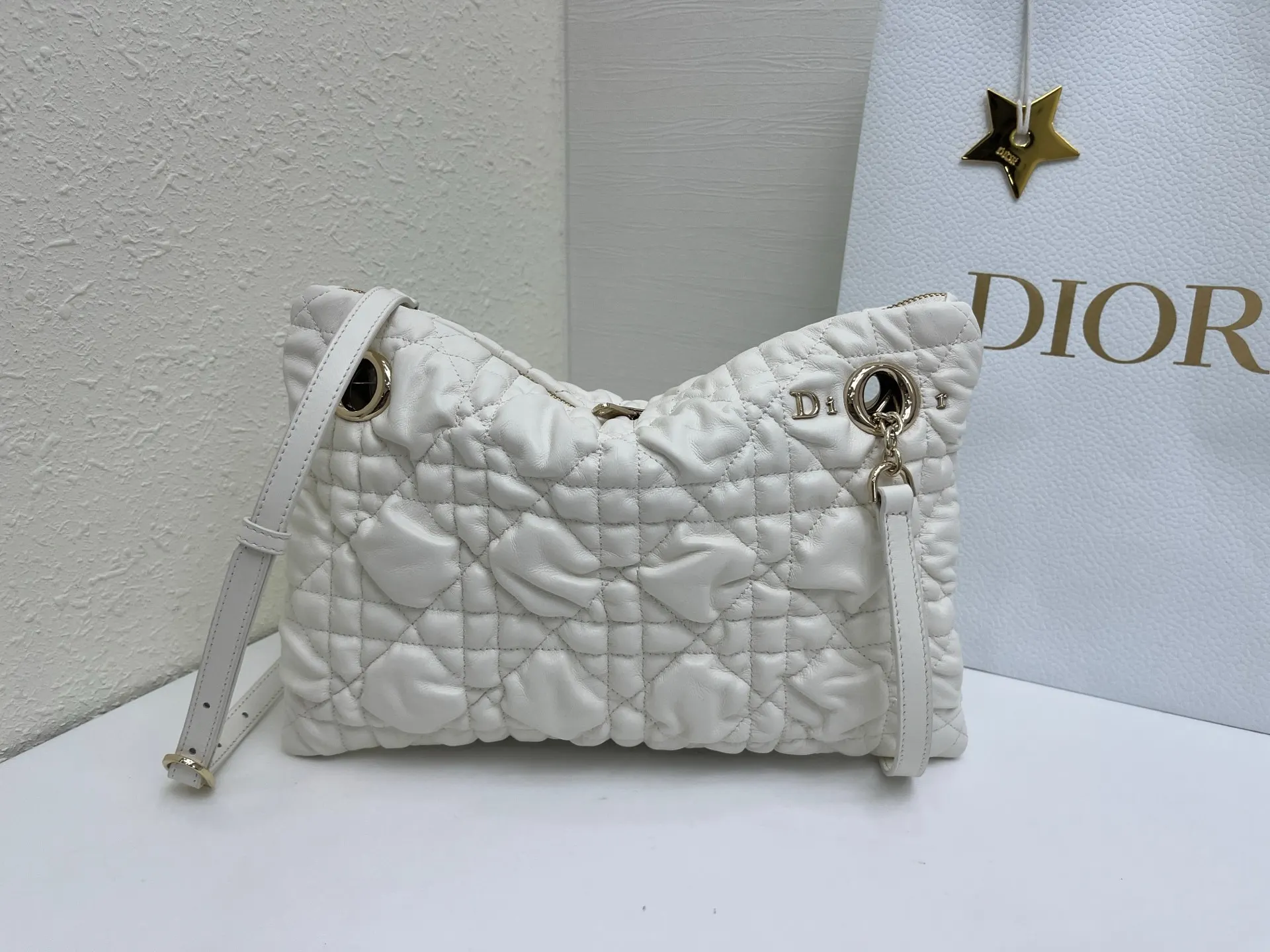 Dior 突显饰以蓬蓬超大藤格纹的新材质 为經典图案注入立体风 鏈條包 精致鏈條款