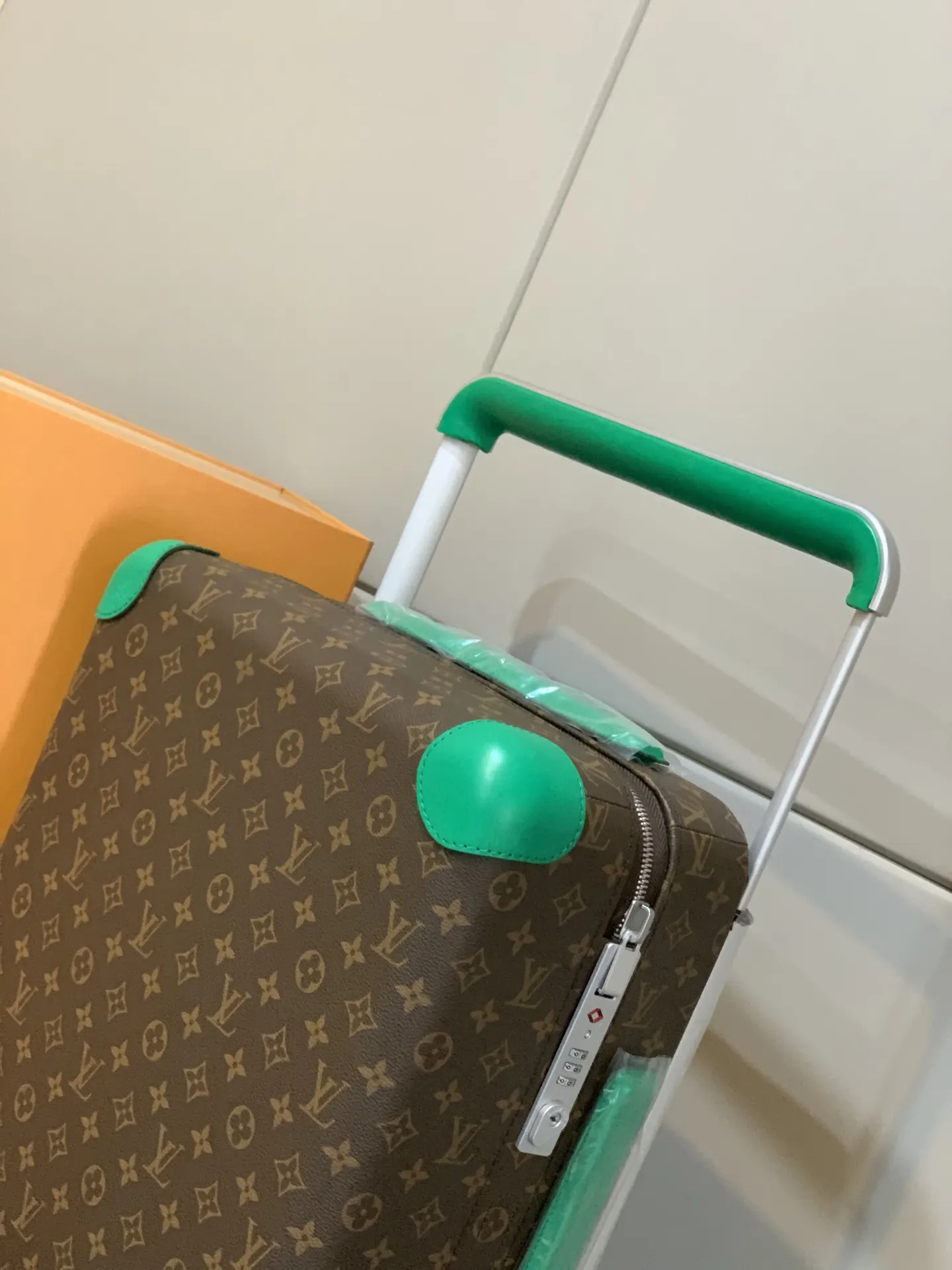灰色 银色 拉杆真皮包裹 行李箱 旅行拉杆款 轻便出行款