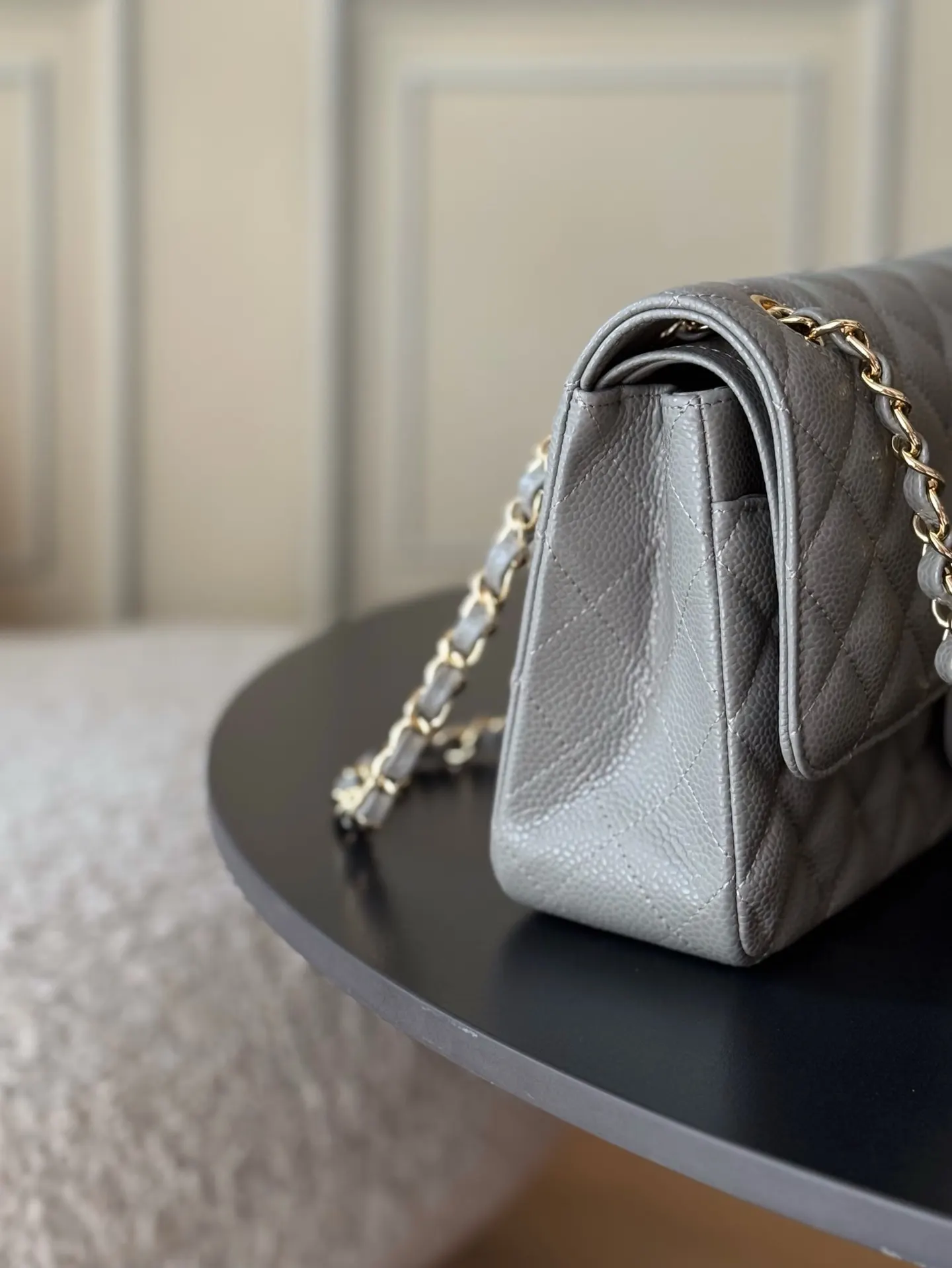 Chanel 深灰色魚子醬牛皮翻蓋鏈條包 金扣