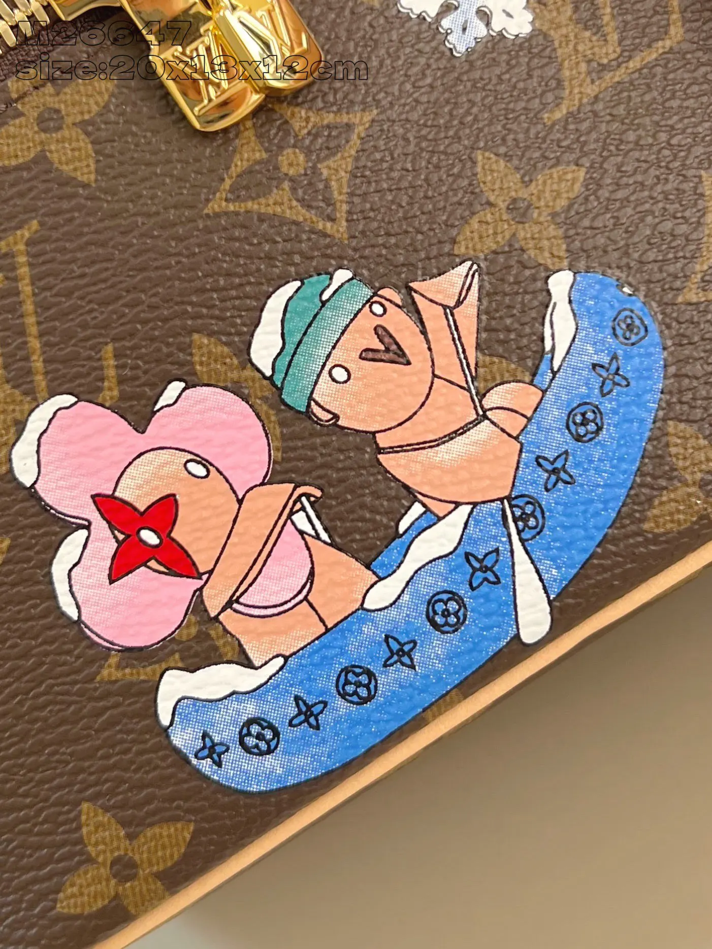 帆布 灵动印花描绘品牌吉祥物 Vivienne 的冬季假日 化妆包 便携收纳款