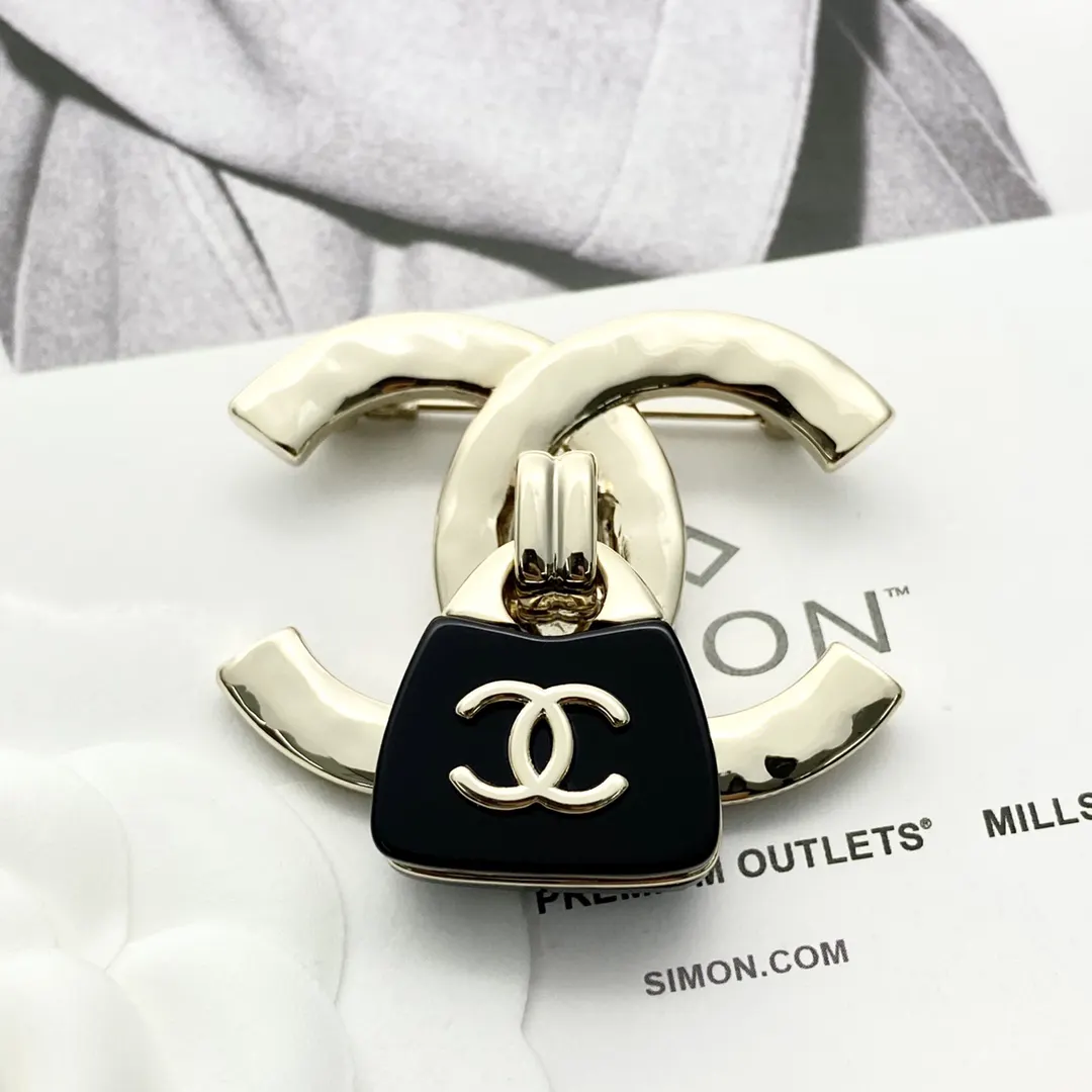 Chanel 胸针 造型点缀