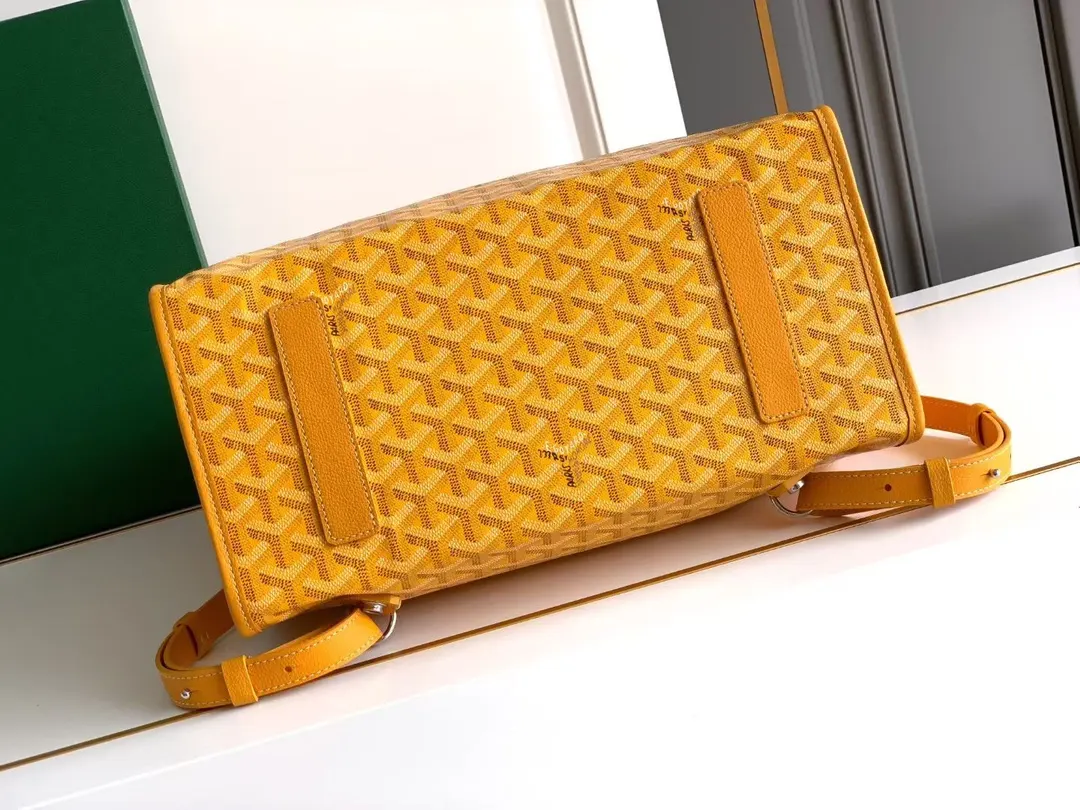 Goyard 黃色 利用位于包背面的按扣可以将它完全折叠 轻松存放入手提 雙肩包 实用雙肩款