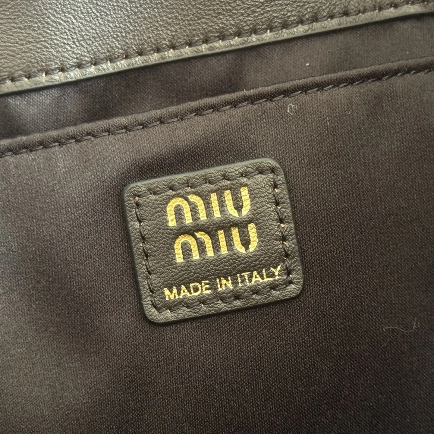 Miu 小牛皮 雙肩包 实用雙肩款(數字9) Miu 小牛皮 雙肩包 实用雙肩款(數字9)