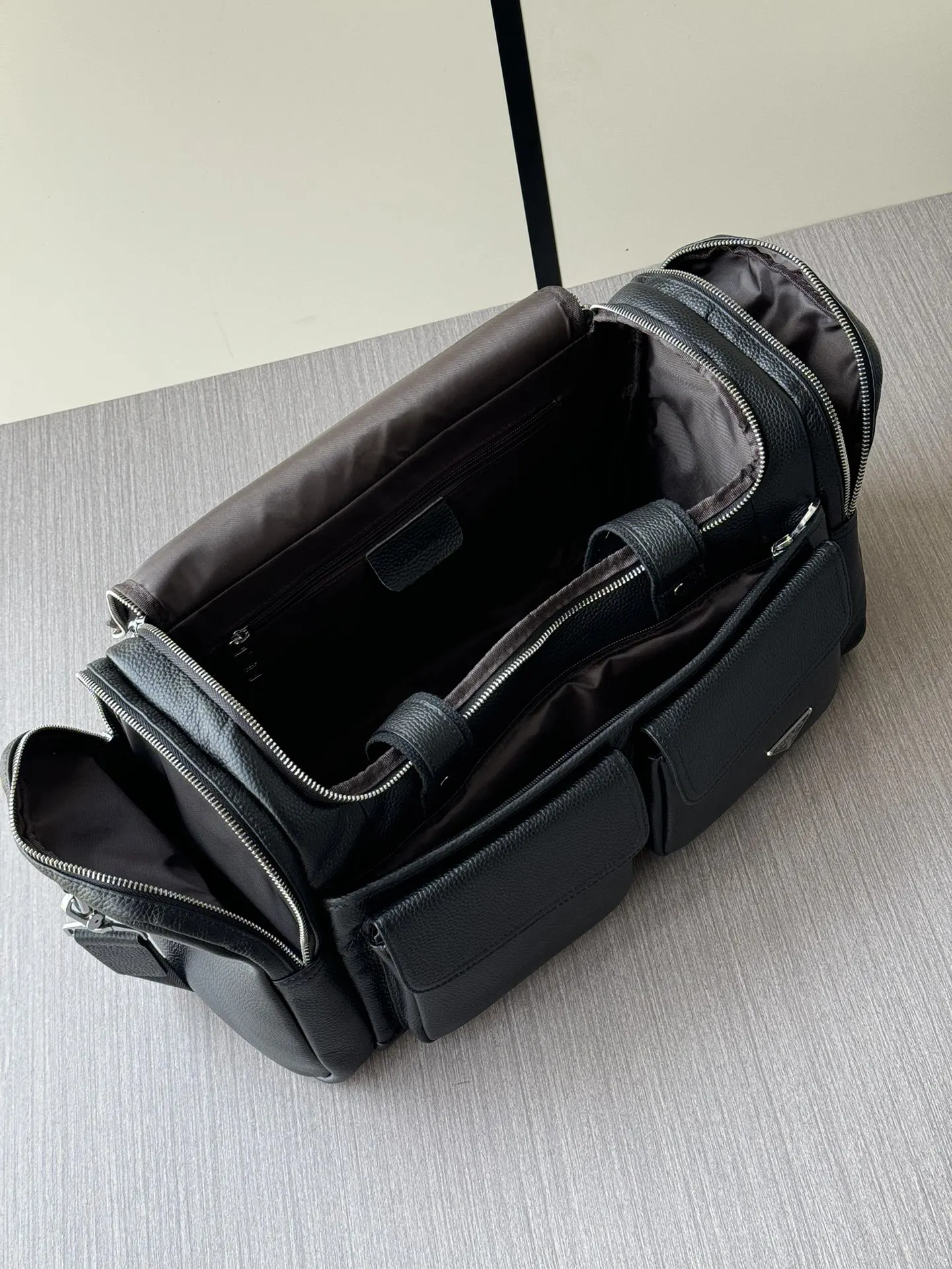 Prada 黑色 牛皮 Logo 旅行包 轻便实用