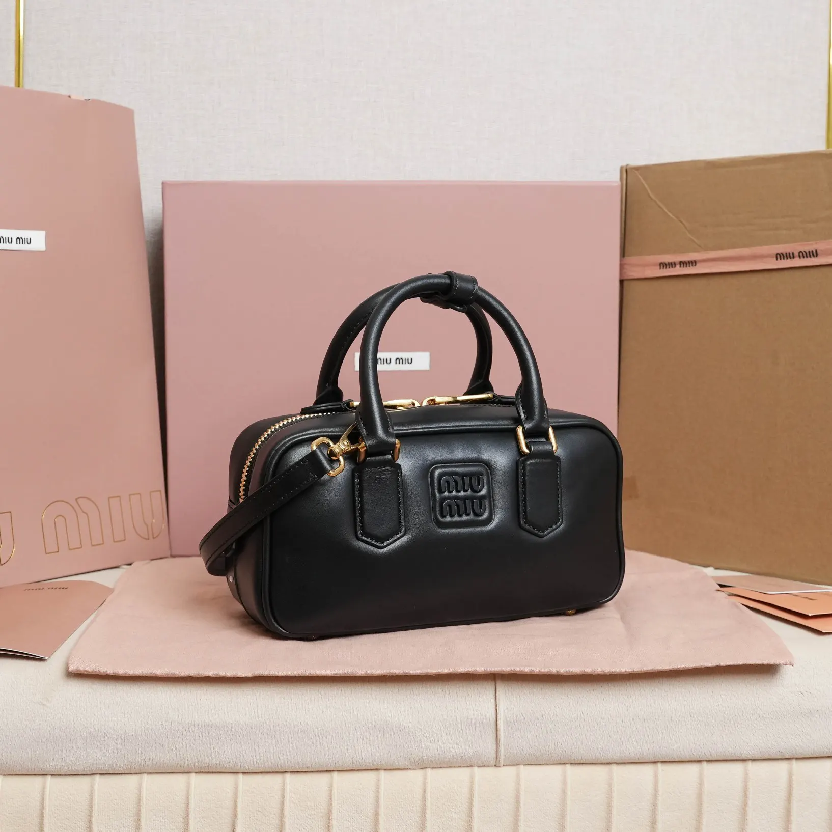 Miu 小牛皮 斜背包 輕便斜挎款