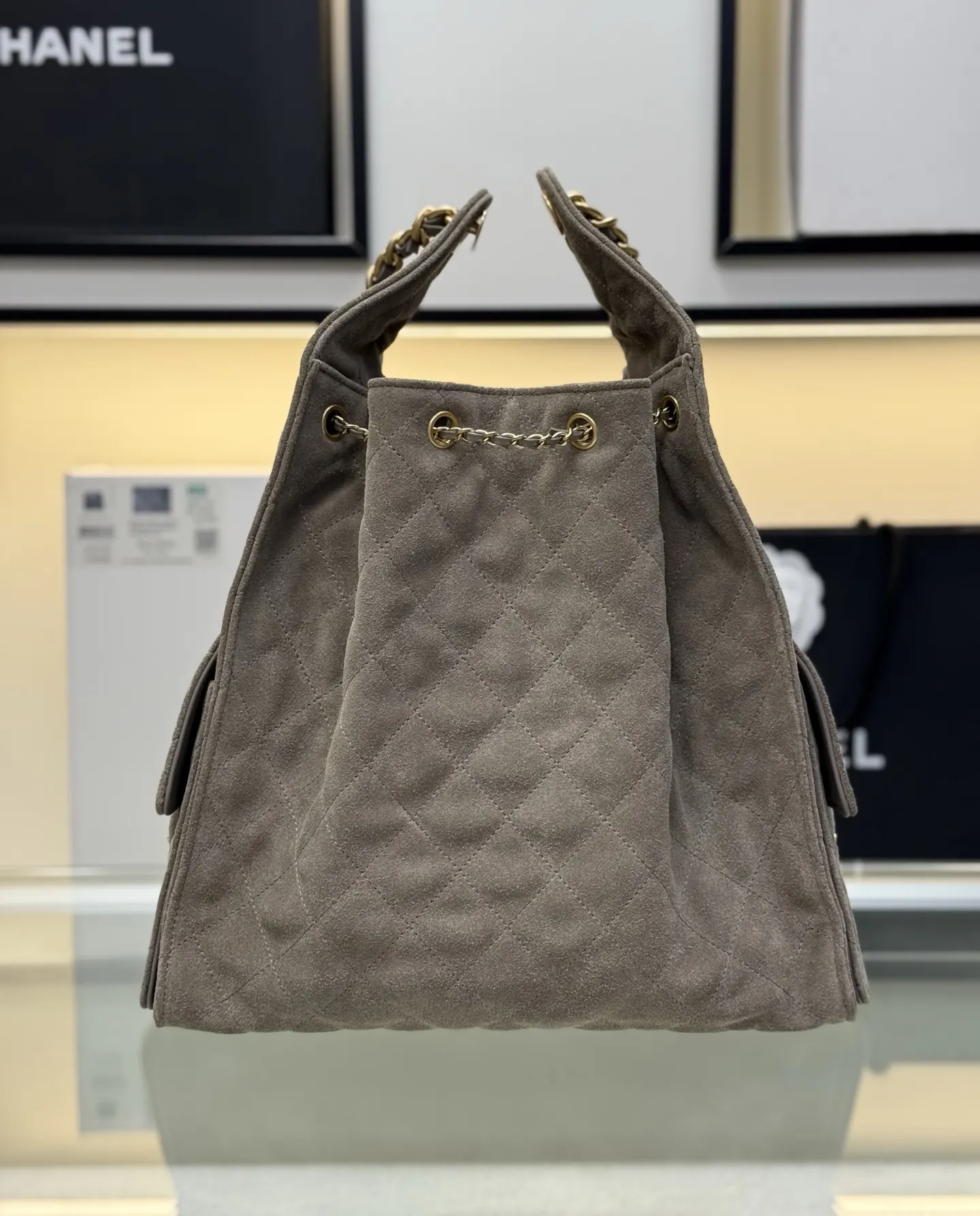 CHANEL 麂皮链条水桶包
