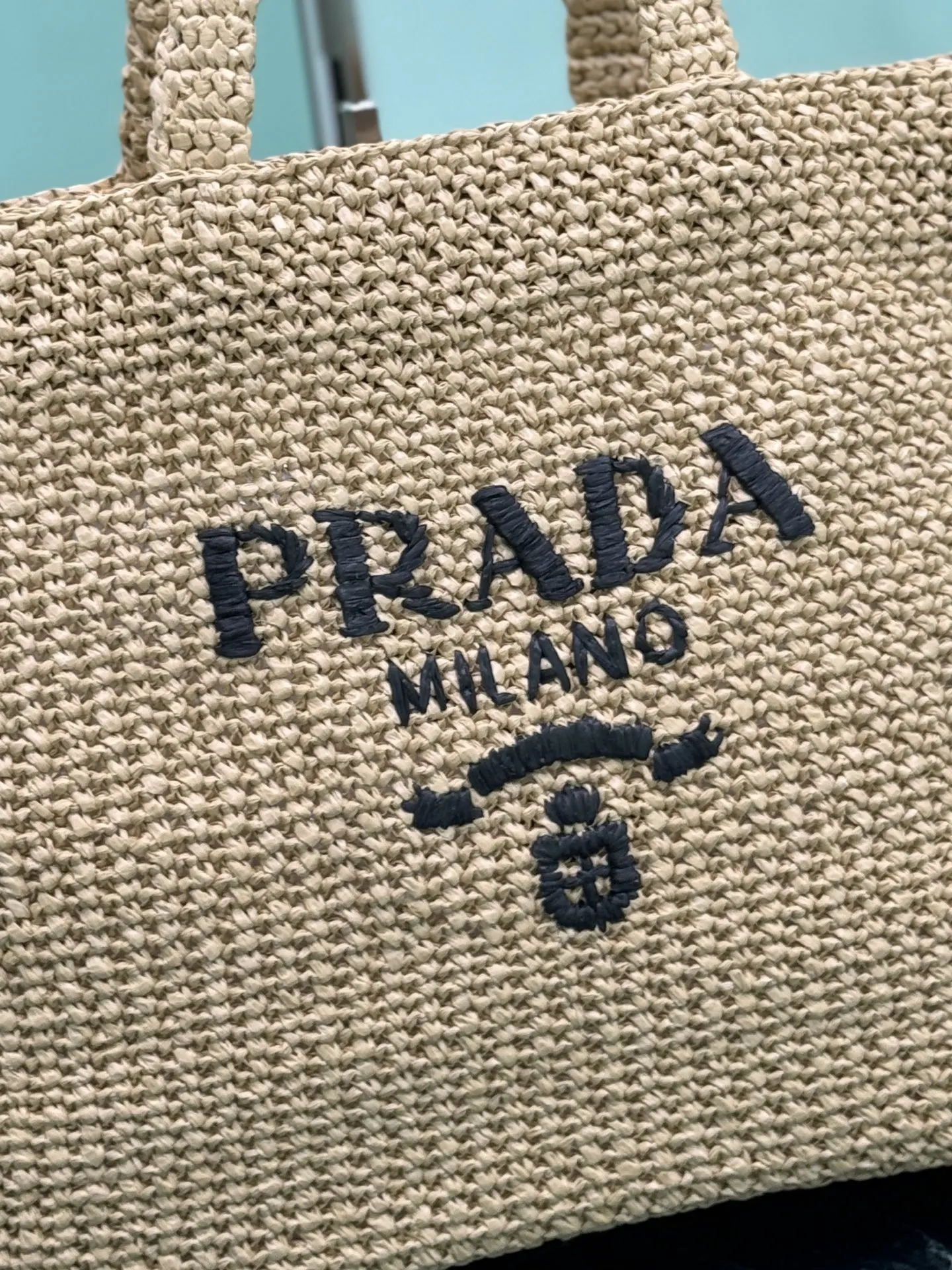 Prada 正面标志性的刻字徽标刺绣巧妙点缀廓形 托特包 大容量托特款