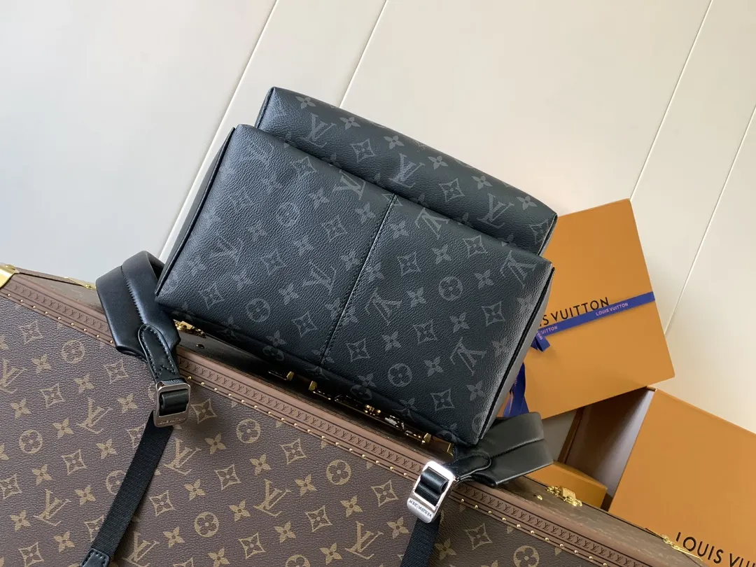 牛皮 外袋 拉链前袋和开口侧袋方便取放物品 内袋确保收納井 雙肩包 实用雙肩款