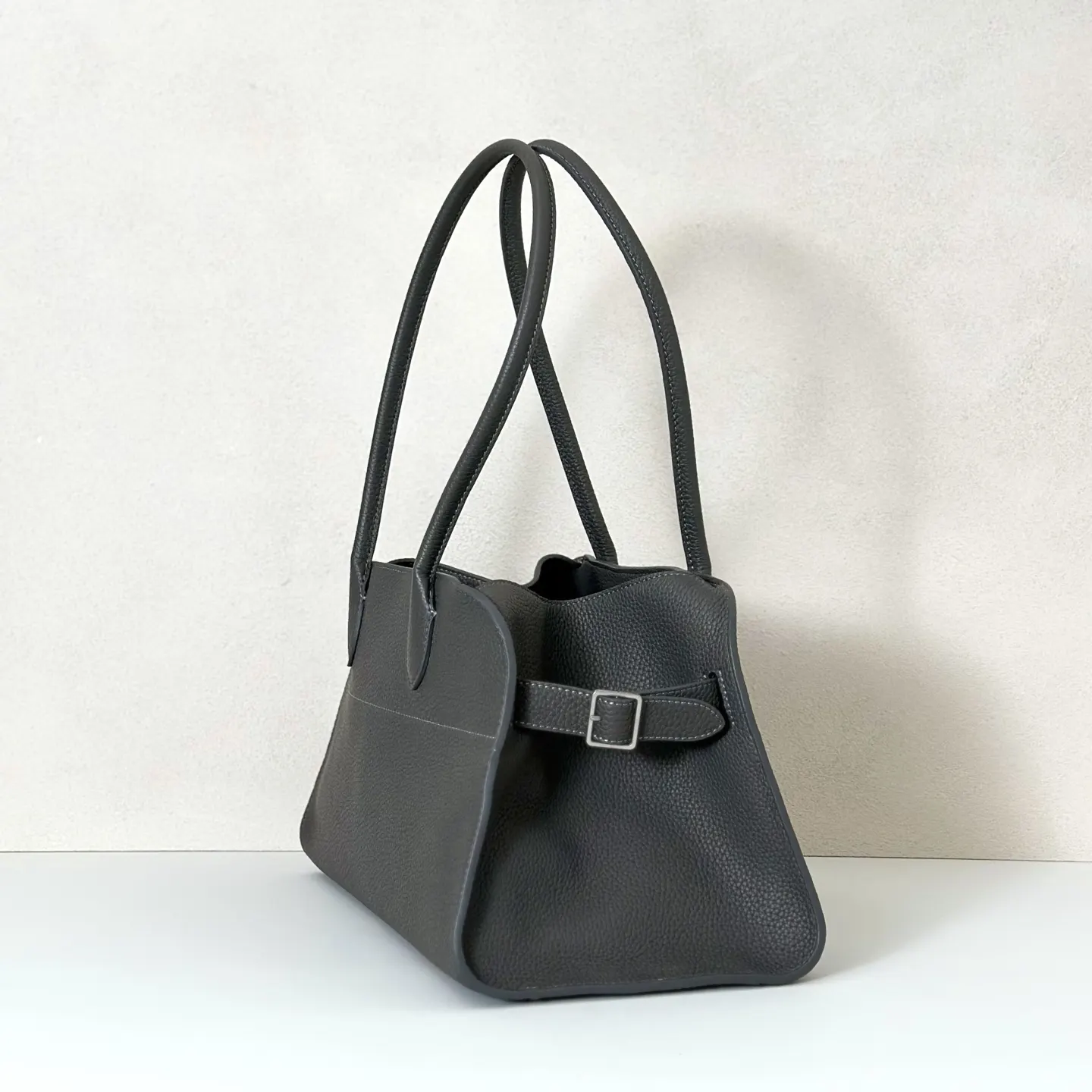 灰色 牛皮 Margaux Shoulder 荔枝纹雀灰色 托特包 大容量托特款(數字2) 灰色 牛皮 Margaux Shoulder 荔枝纹雀灰色 托特包 大容量托特款(數字2)
