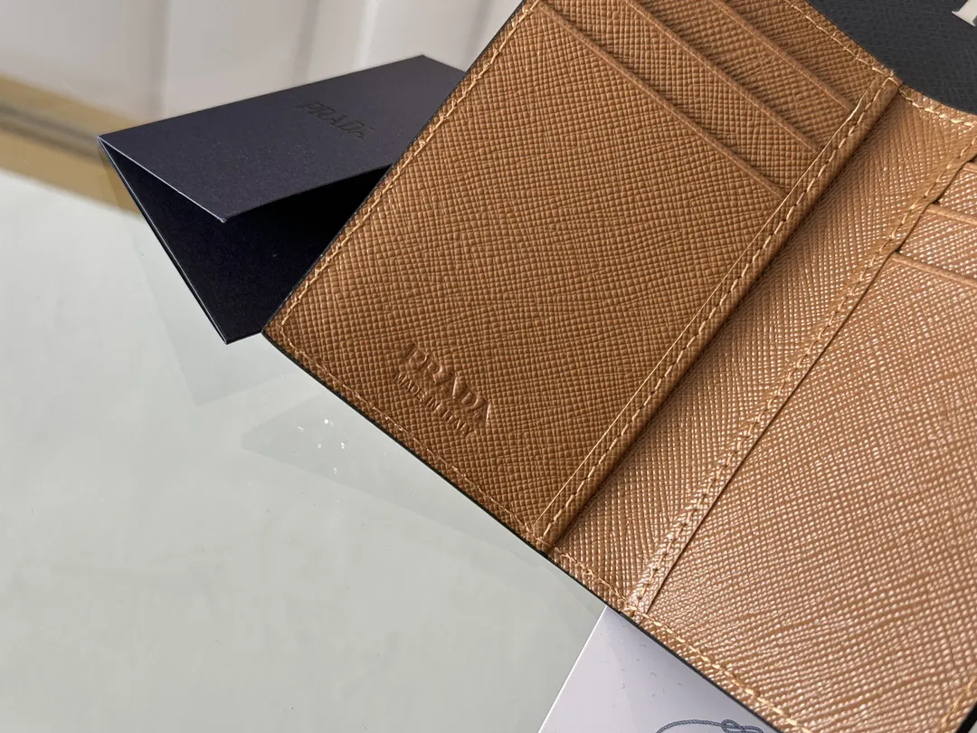Prada 十字纹牛皮 錢包 实用卡夹