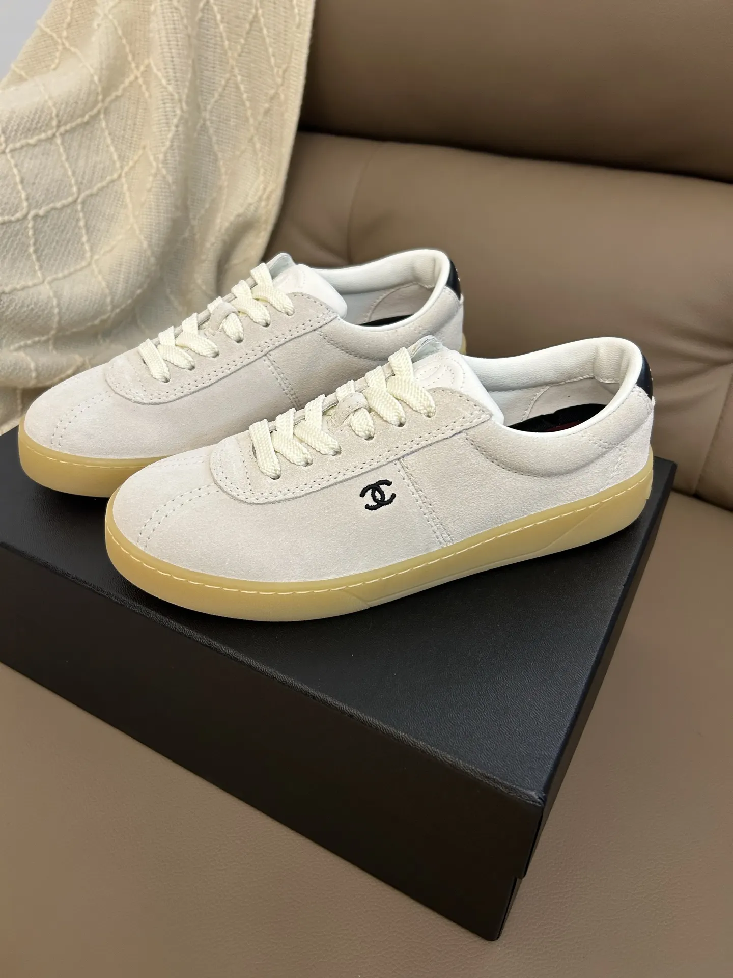 Chanel 白色羊皮休閒鞋 双C低幫