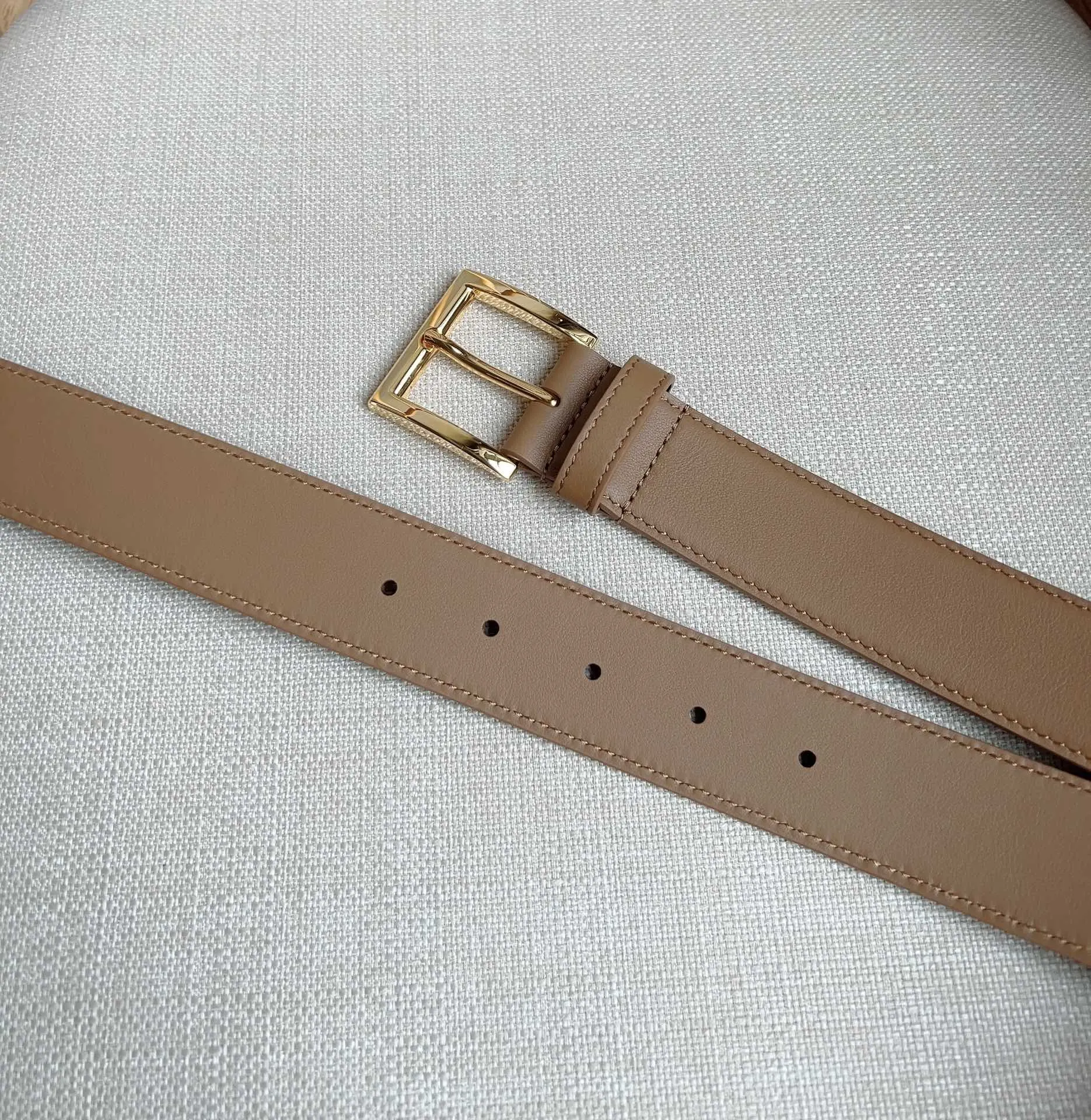 PRADA 皮革 腰带 通勤搭配款