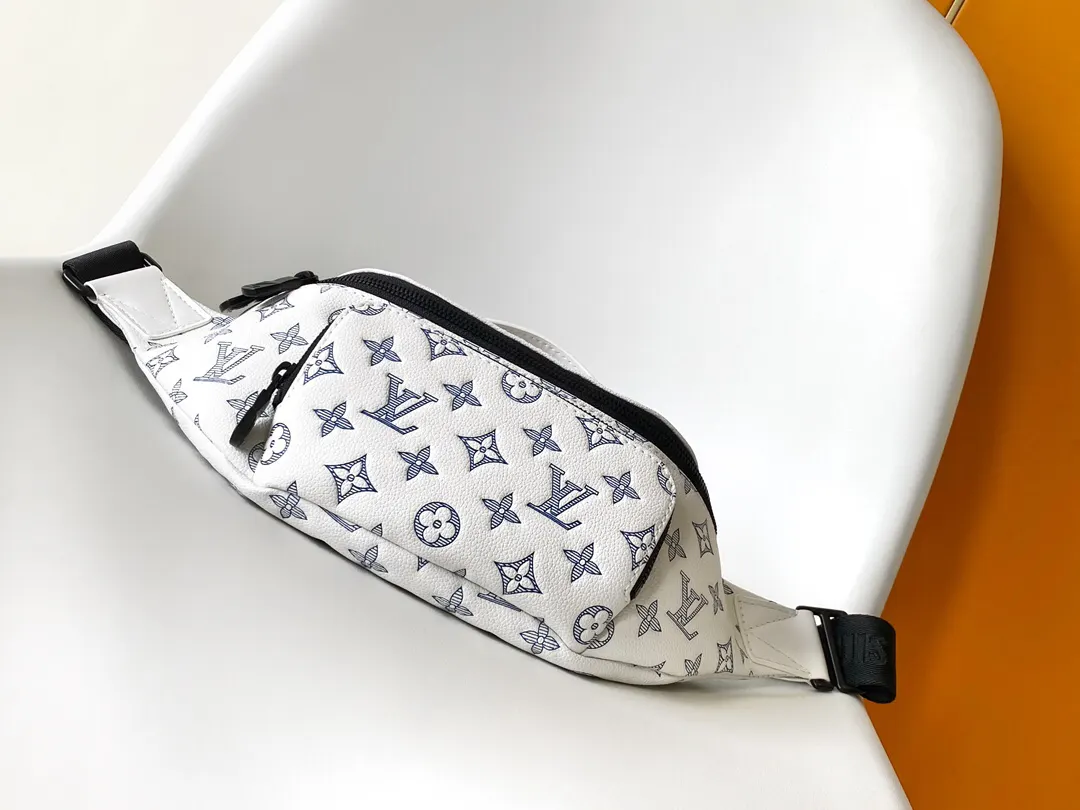 LV fanny pack, casual breast bag Image 4 LV fanny pack, casual breast bag Image 4