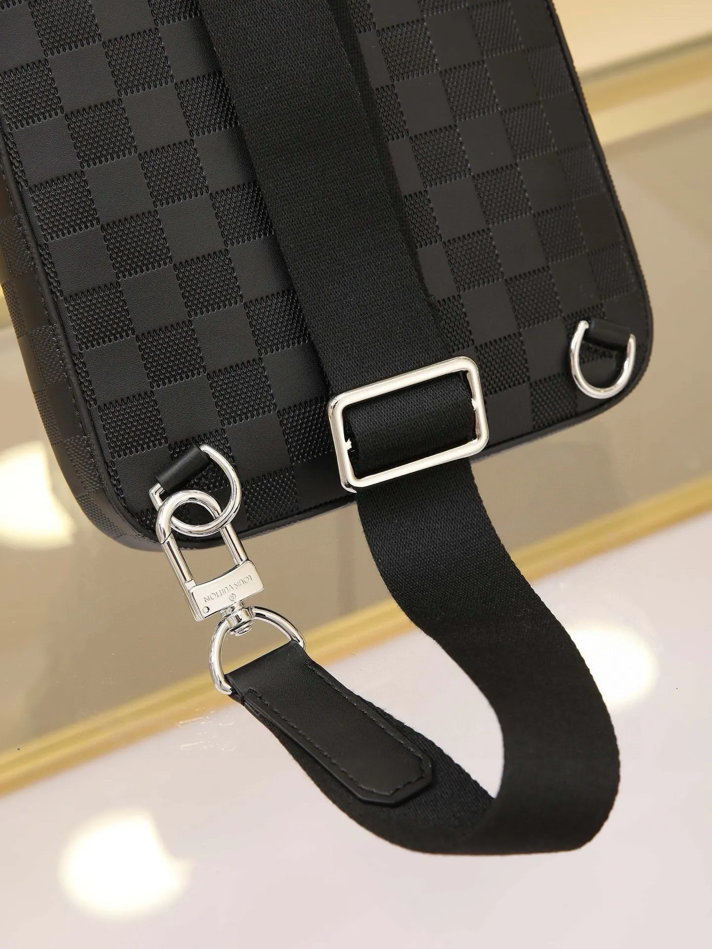 Damier 可调节肩带可通过 形环固定于左右两侧 单肩包 日常单肩背款