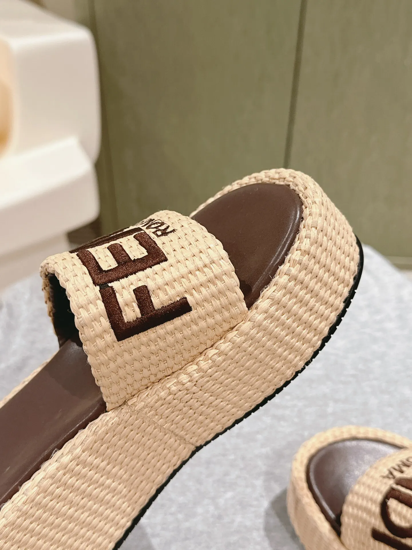 Fendi 厚底 拖鞋 轻便舒適款(數字5) Fendi 厚底 拖鞋 轻便舒適款(數字5)