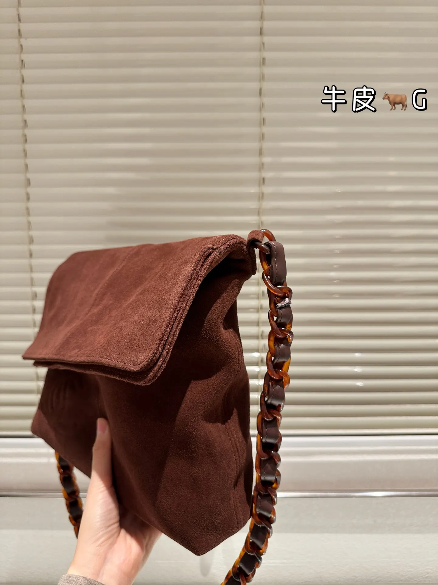 棕色 麂皮 正面双ogo超经典 低调又有辦识度 链条包 精致链条款