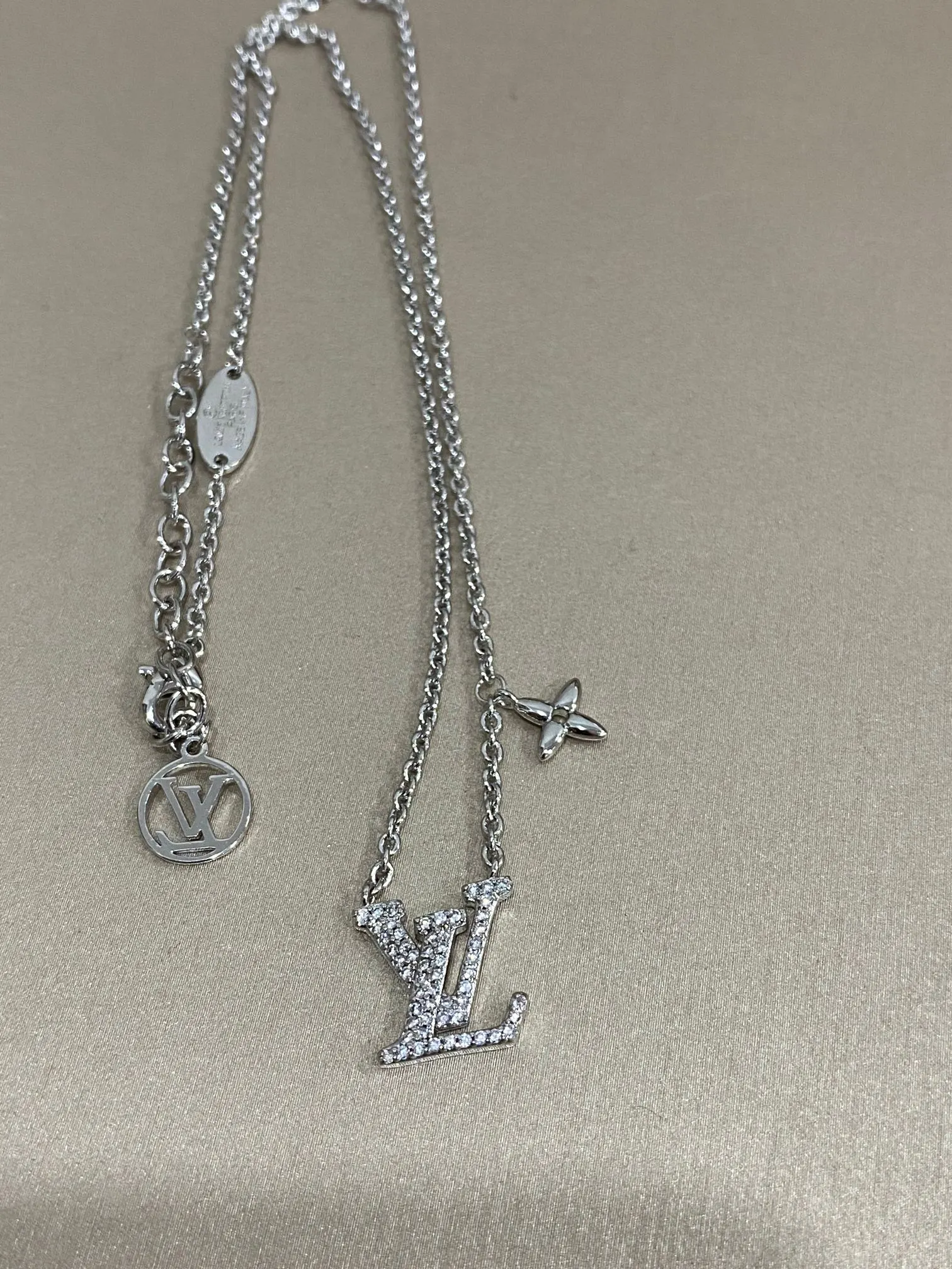 Louis Vuitton 满钻 项链 精致锁骨链