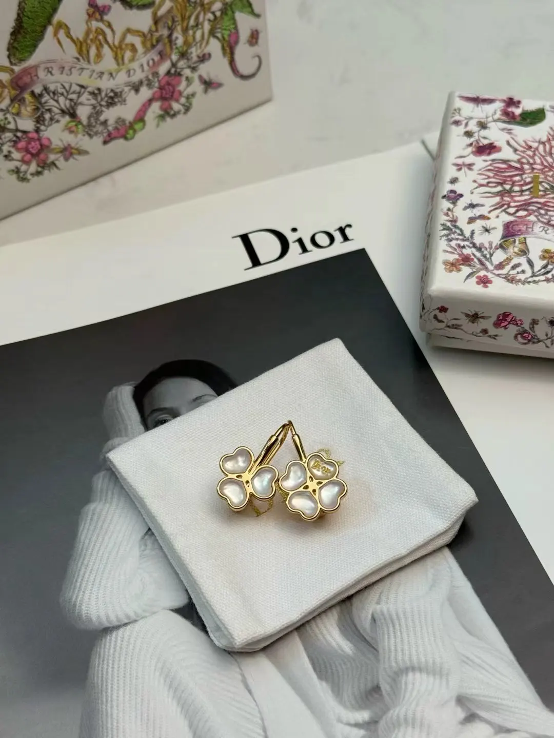 Dior 金色花朵耳环 礼盒