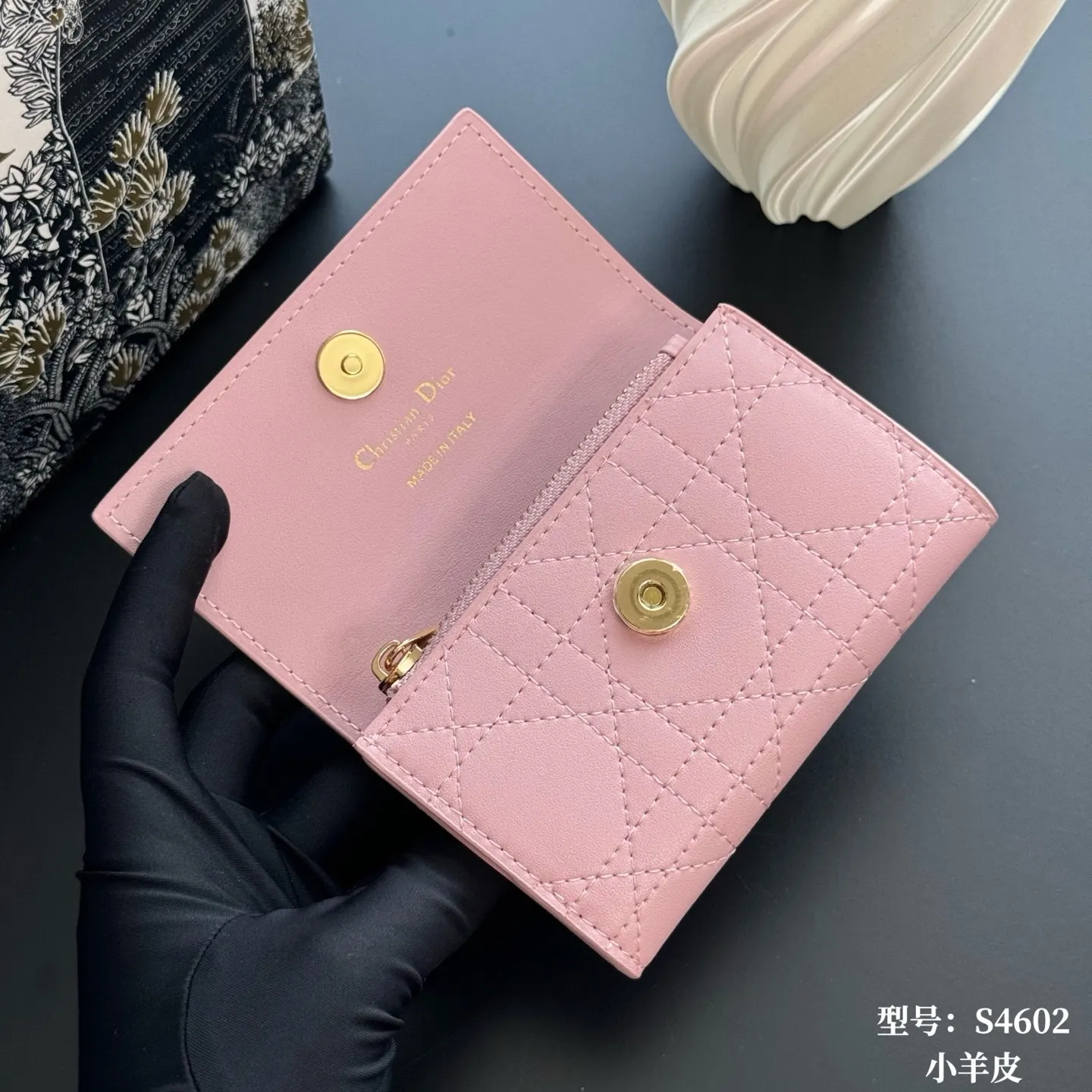 Dior 粉色牛皮卡包 精致短款钱包