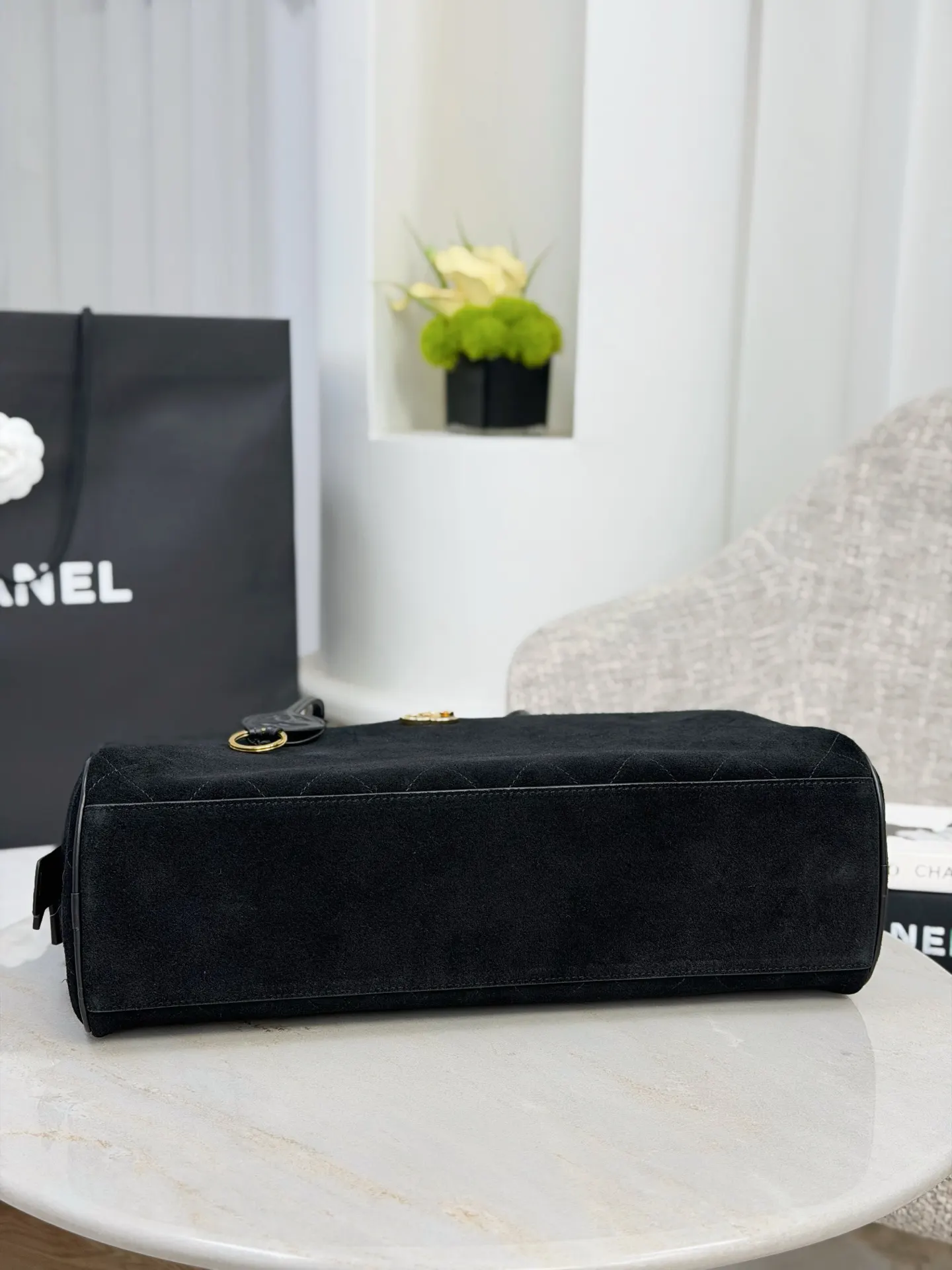 Chanel 黑色牛皮19 Bag链条包 金扣手提