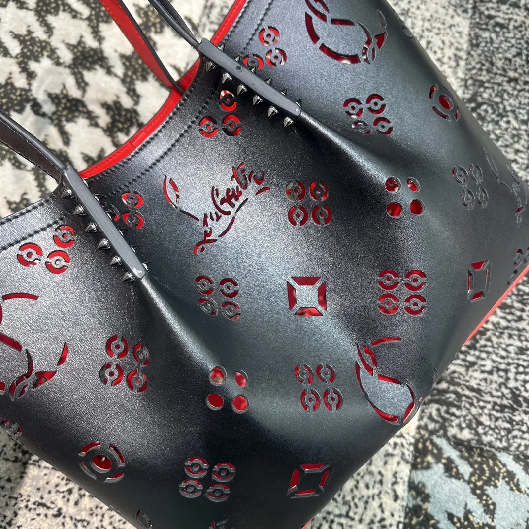 黑色 CL红底包包 Cabarock 系列黑色镂空铆钉提手 托特包 大容量托特款