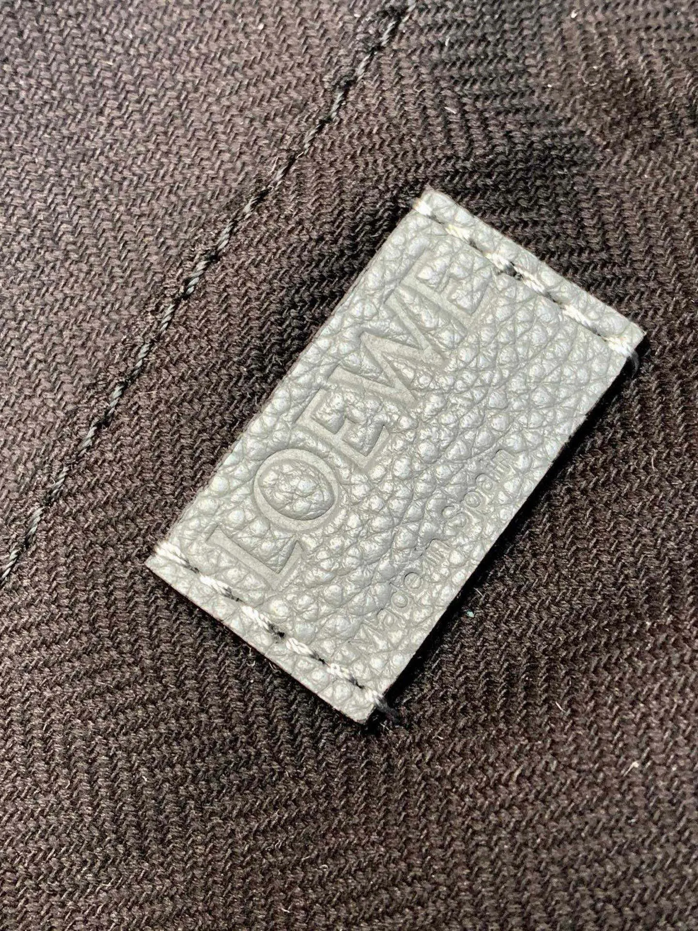 Loewe 小牛皮 uzzle Back ack 柔软粒面牛皮 雙肩包 实用雙肩款(數字9) Loewe 小牛皮 uzzle Back ack 柔软粒面牛皮 雙肩包 实用雙肩款(數字9)