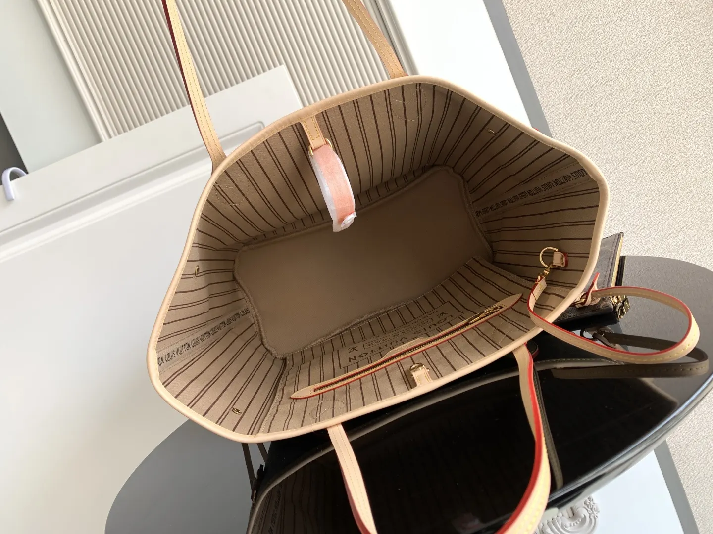 牛皮 两侧饰带无论束紧或舒展 均可展现别样风采 托特包 大容量托特款