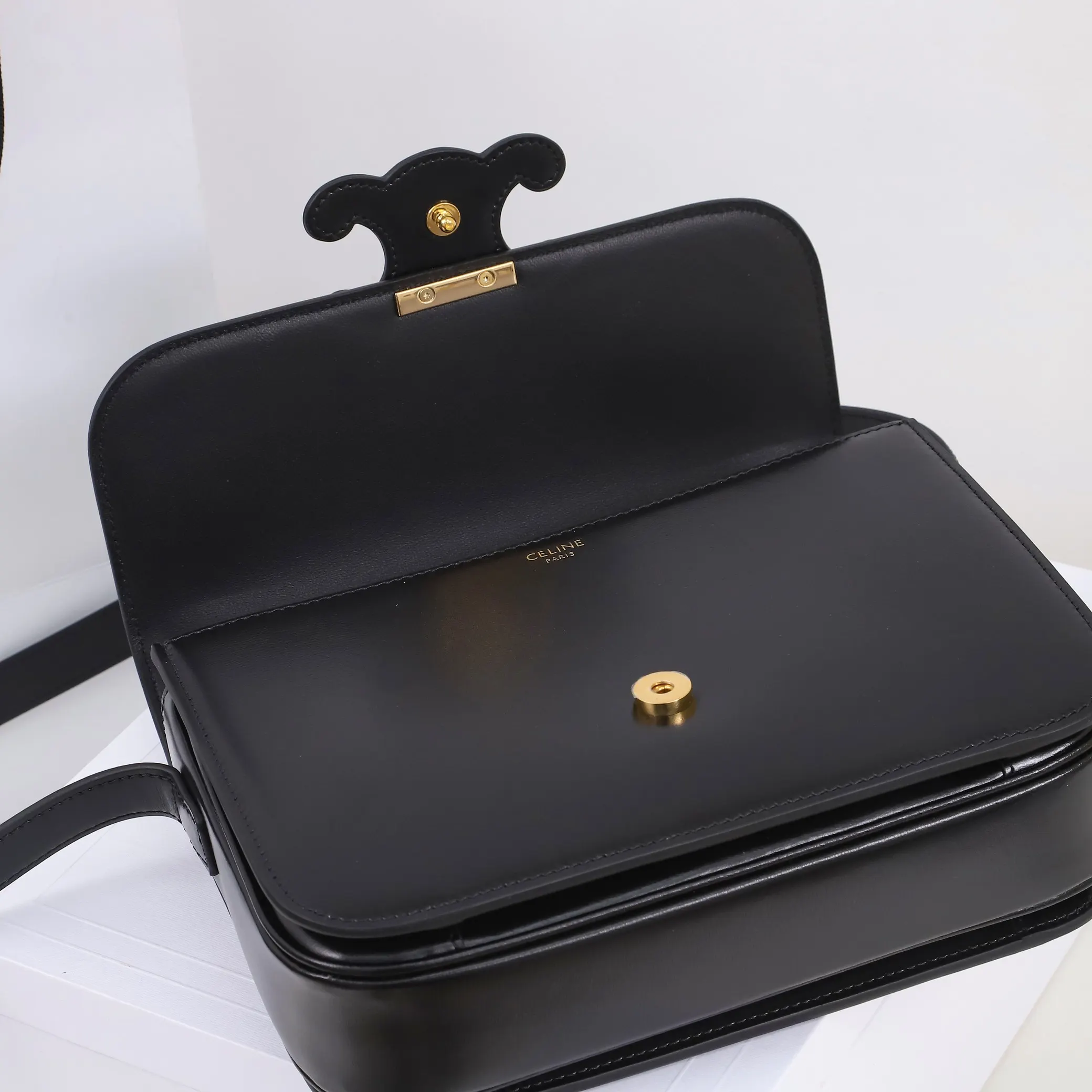 Celine 牛皮 将复古元素与品牌一向拿手的利落线条向结合 气质高贵 水桶包 休闲水桶款