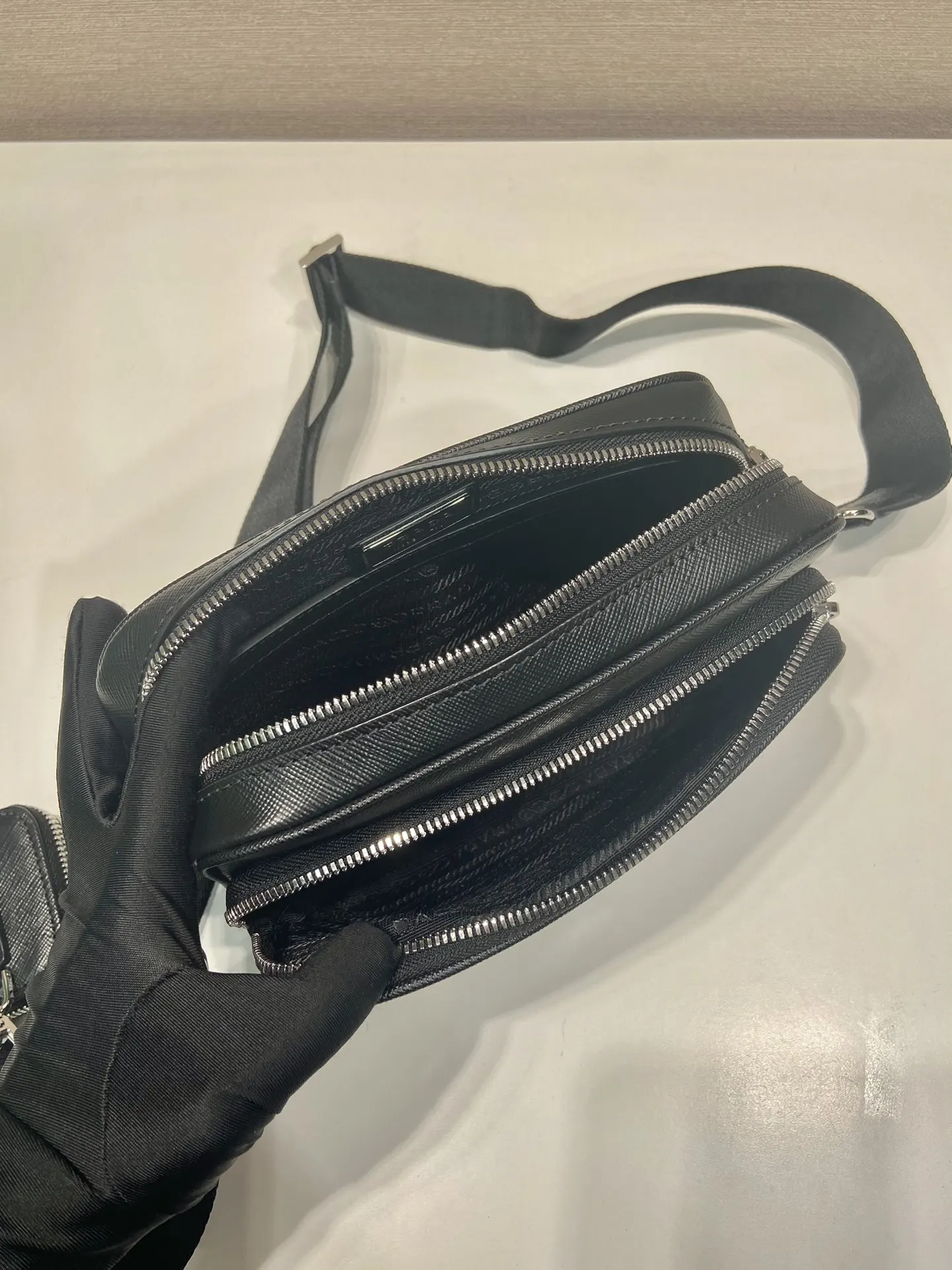 Prada Re-Nylon 2VH170 尼龙 Saffiano十字纹牛皮 三角标 单肩包