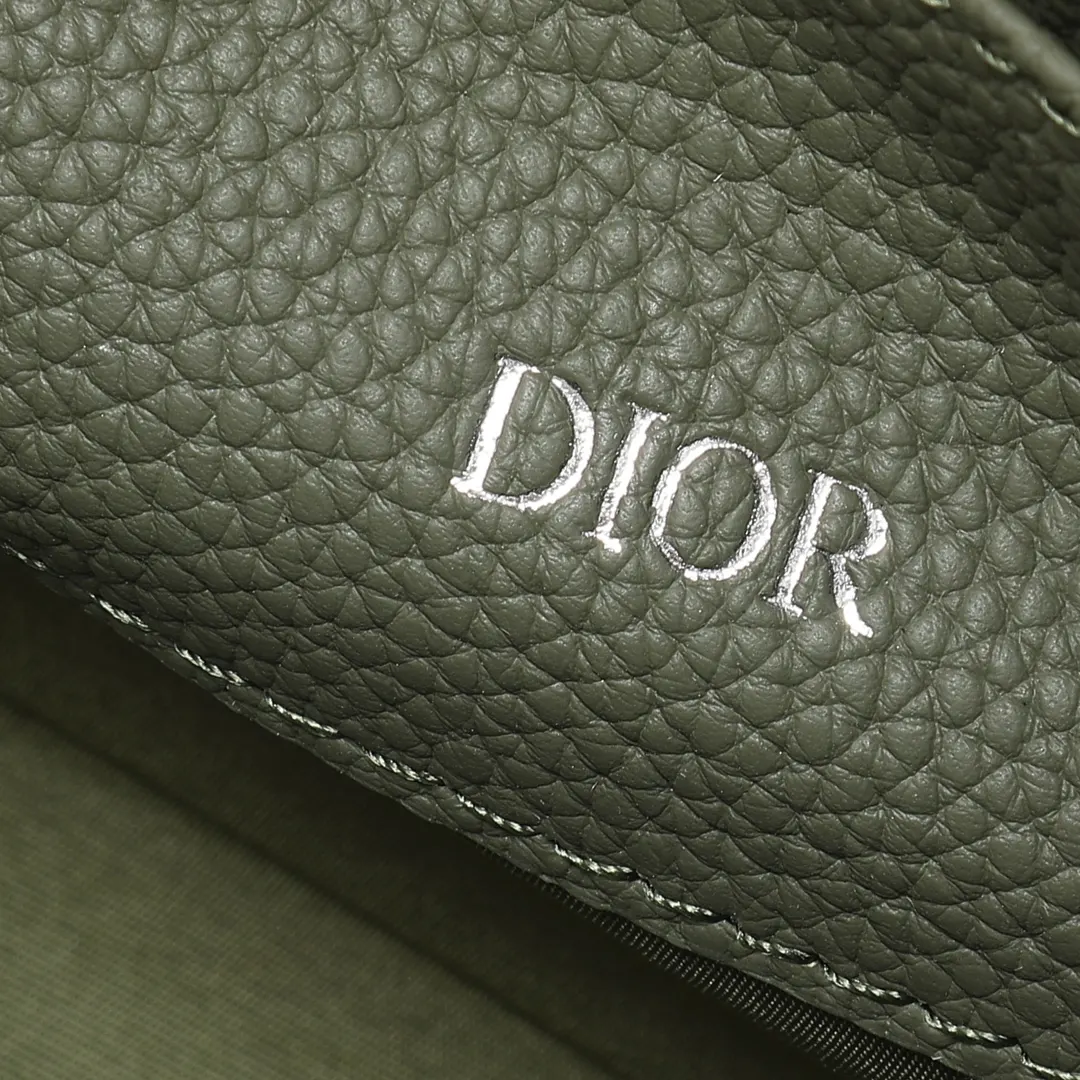 Dior 卡其 牛皮 宽敞的拉链隔层适合收纳手机 还设有六个卡槽 手拿包 精致手拿款