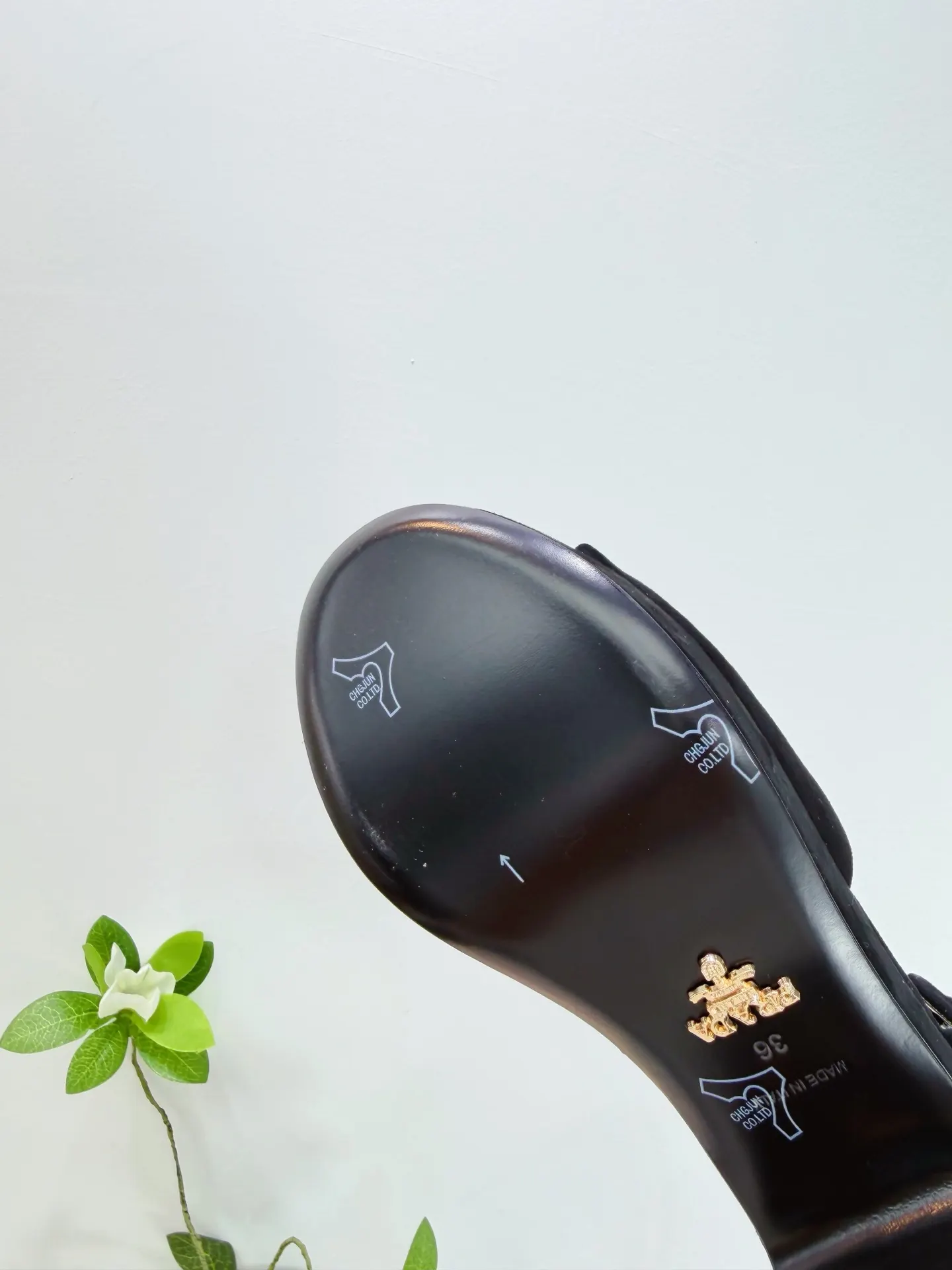 PRADA 羊皮 休闲鞋 舒适百搭款