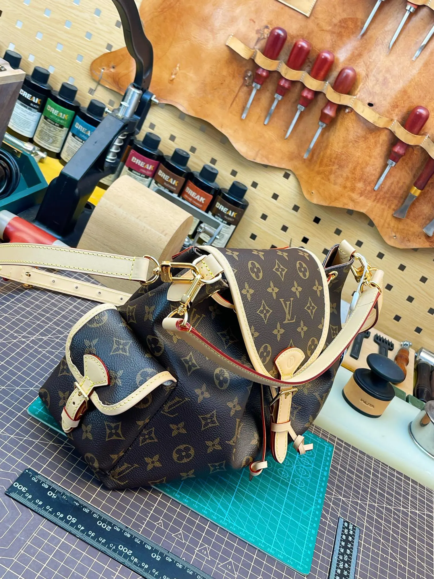 LV 牛皮 雙肩包 实用雙肩款