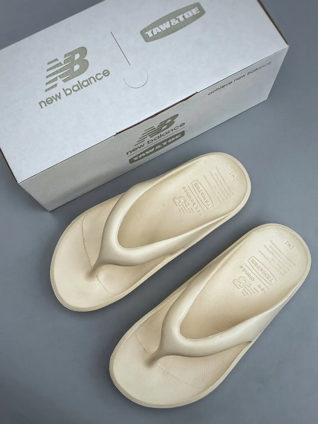 New Balance 拖鞋 轻便舒適款(數字3) New Balance 拖鞋 轻便舒適款(數字3)