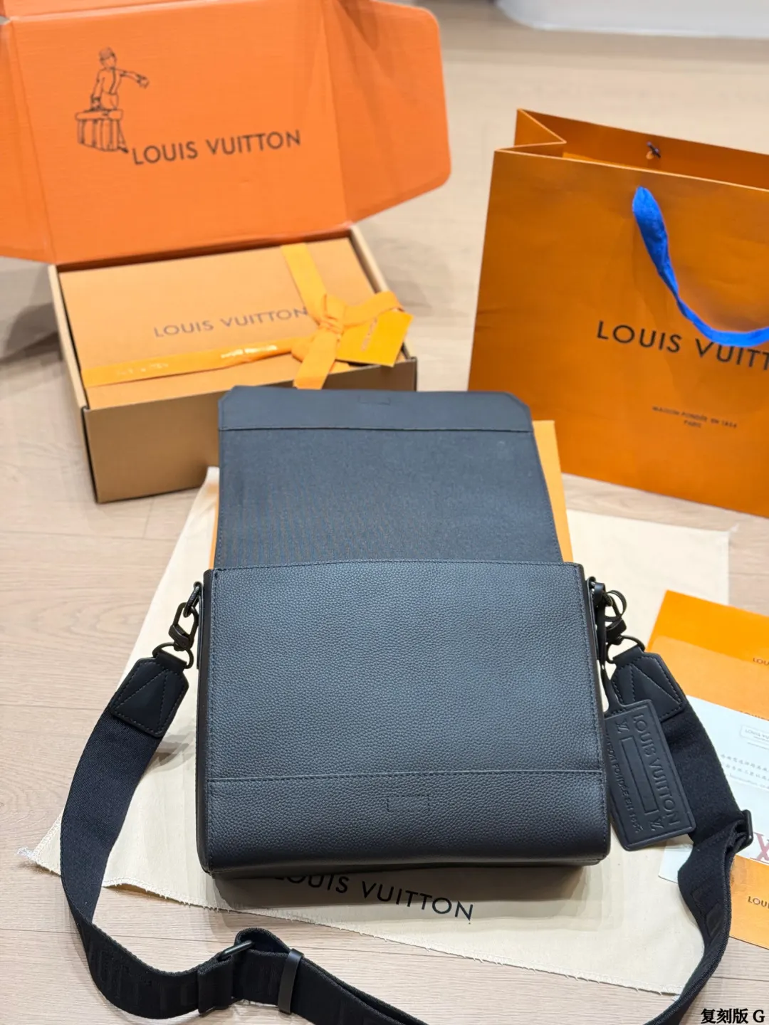 LV 黑色 小牛皮 版 牛皮 黑色牛皮邮差包​​ 黑色牛皮邮差包 斜挎包 轻便斜挎款