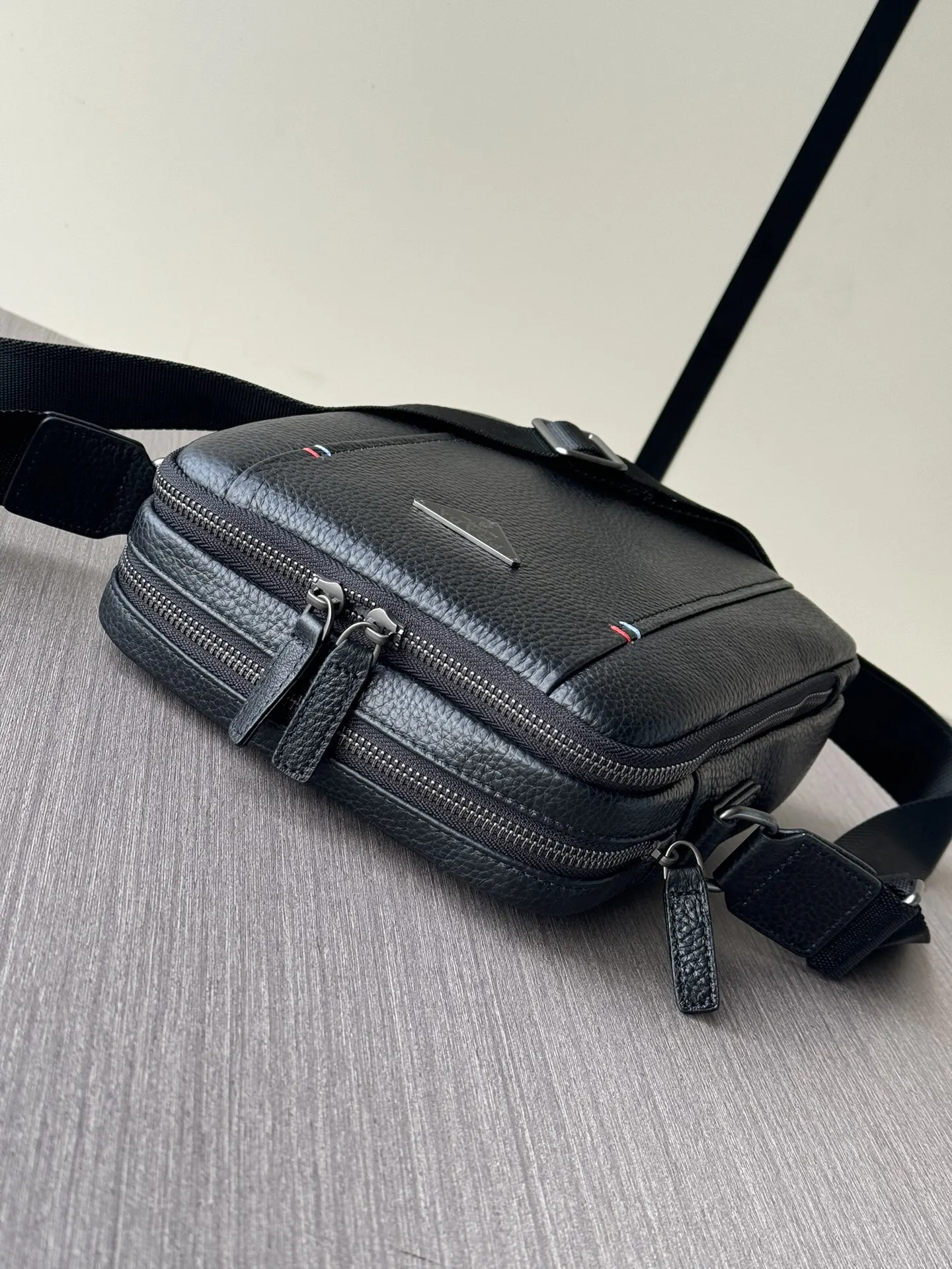 PRADA 黑色 牛皮 Logo 斜挎包 日常通勤款