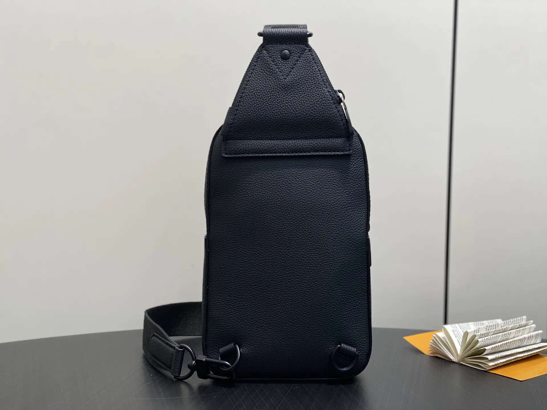 黑色 帆布 精品 黑色 全皮單肩包胸包 Ave 腰包 休閒腰包款